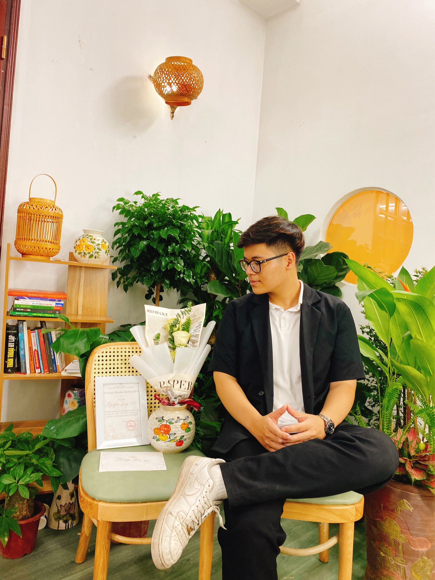 An làm công việc giảng dạy tại một trung tâm về giọng nói.