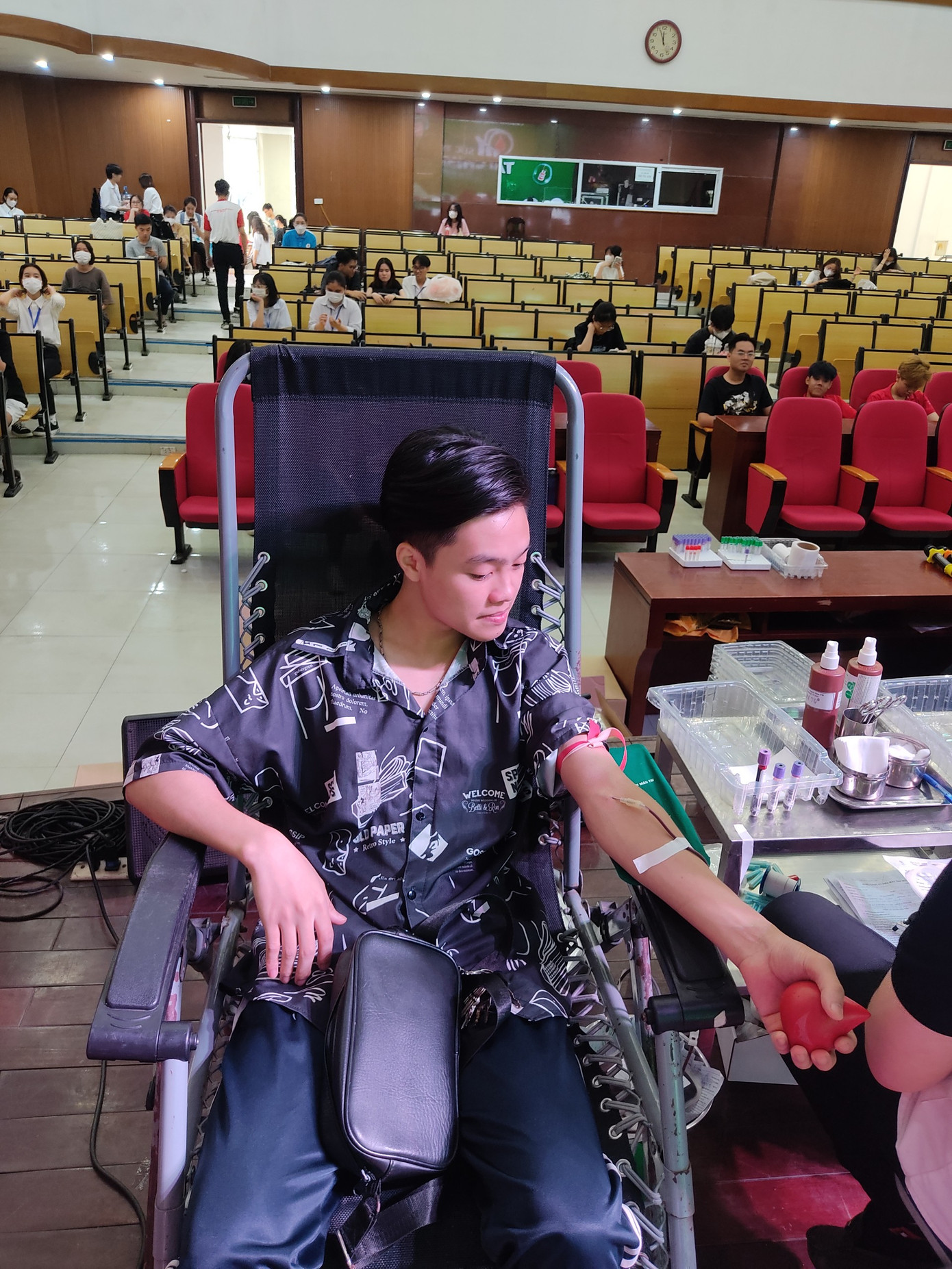 Hà tham gia hiến máu nhân đạo. Hà tham gia hiến máu nhân đạo.