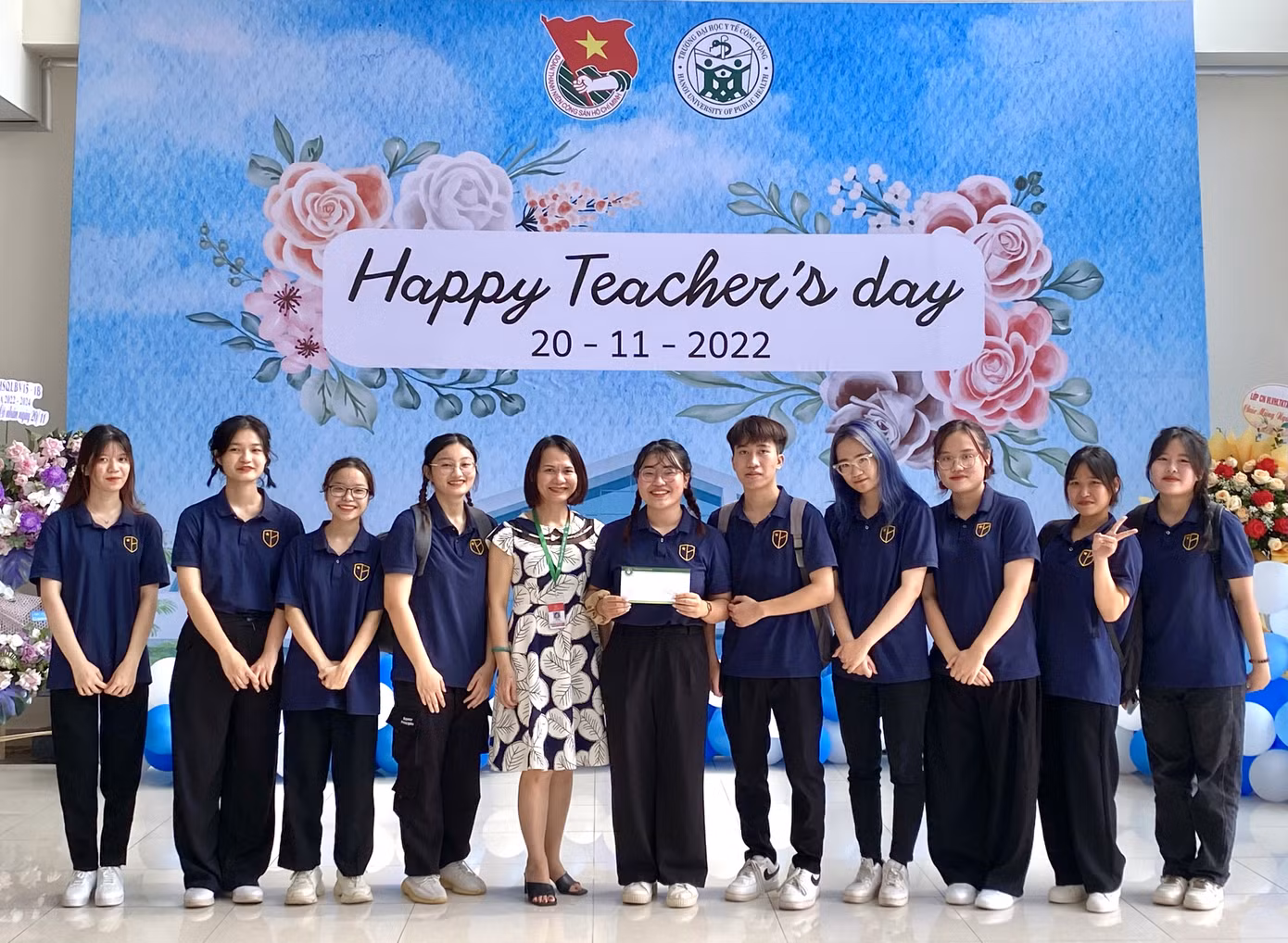 Minh Trang (đứng giữa) cùng tập thể Văn phòng Đoàn nhận Giải Nhì Cuộc thi Nhảy cổ động Chào mừng Ngày Nhà giáo Việt Nam 20/11.