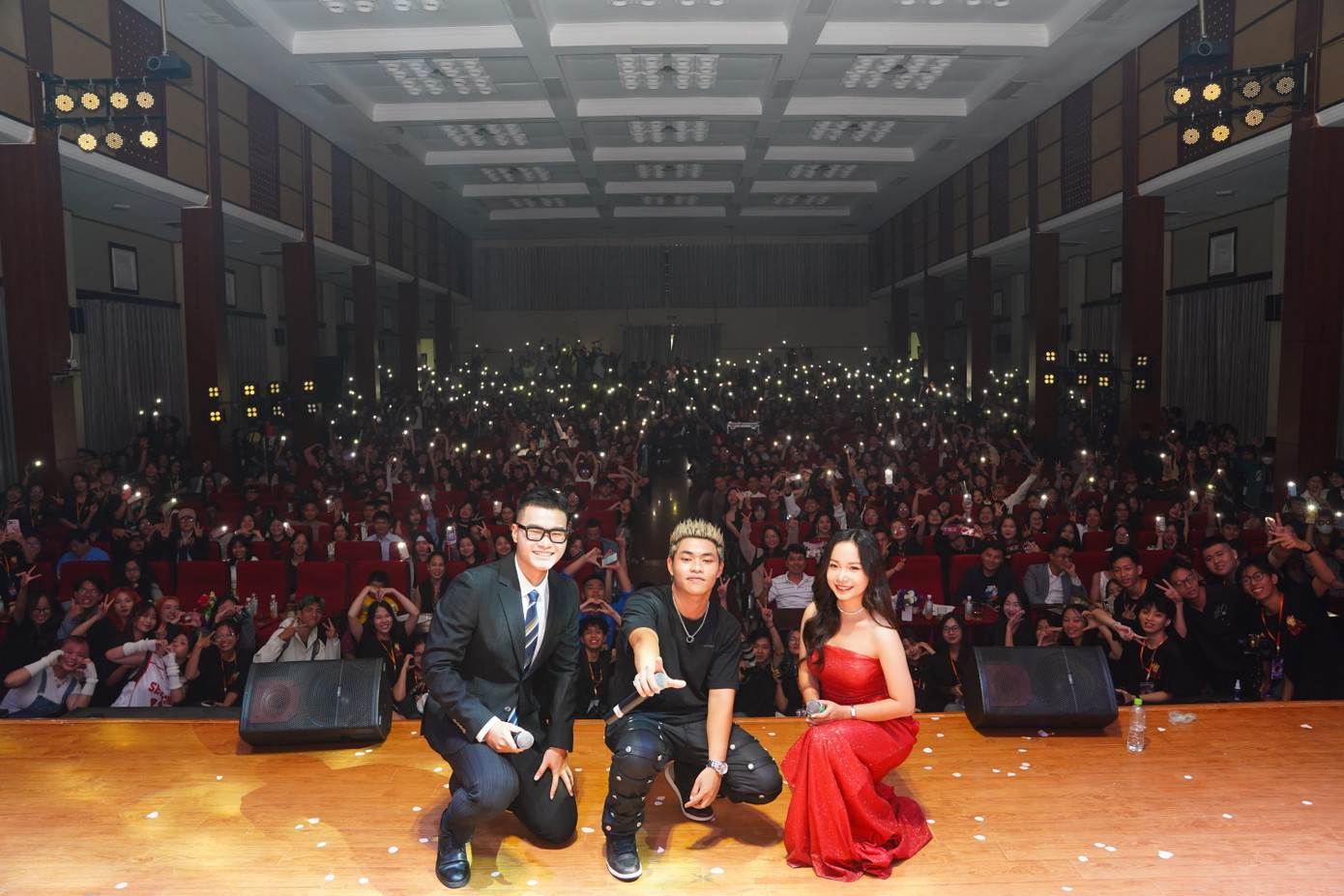 Tez chụp ảnh cùng 2 MC và các bạn sinh viên trường báo có mặt tại hội trường.