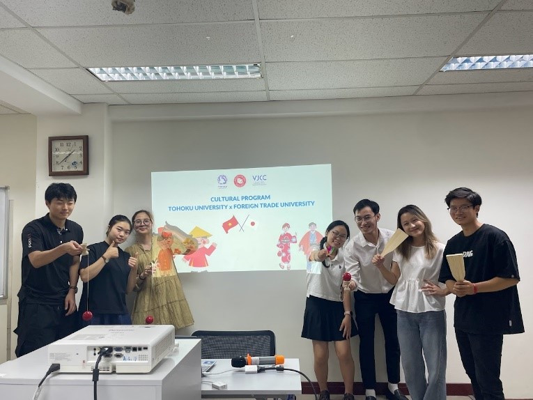 Giao lưu văn hóa nội bộ sinh viên trong nhóm thực tập và với CLB sinh viên Viện VJCC (VJSA).