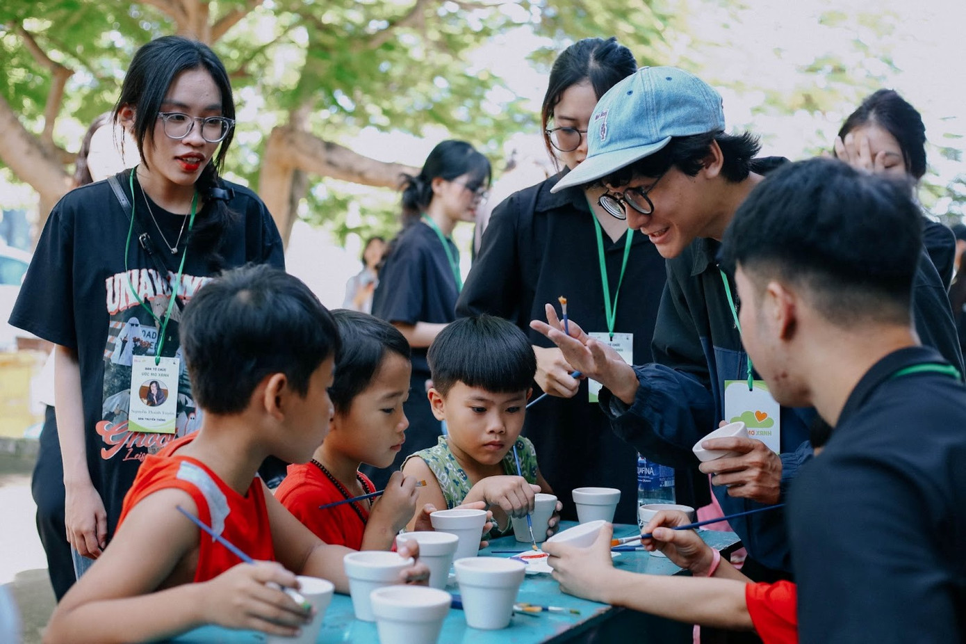 Các em bé rất vui vẻ và hào hứng với các hoạt động diễn ra.