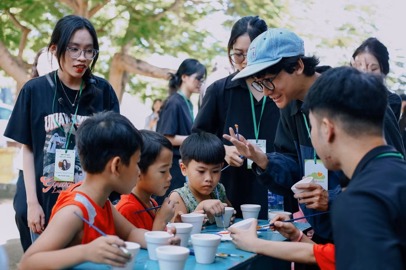 Các em bé rất vui vẻ và hào hứng với các hoạt động diễn ra.