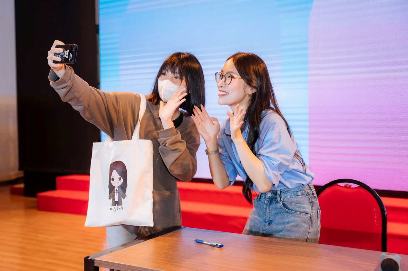 Hình ảnh Khánh Vy chụp hình cùng fan hâm mộ tại sự kiện.