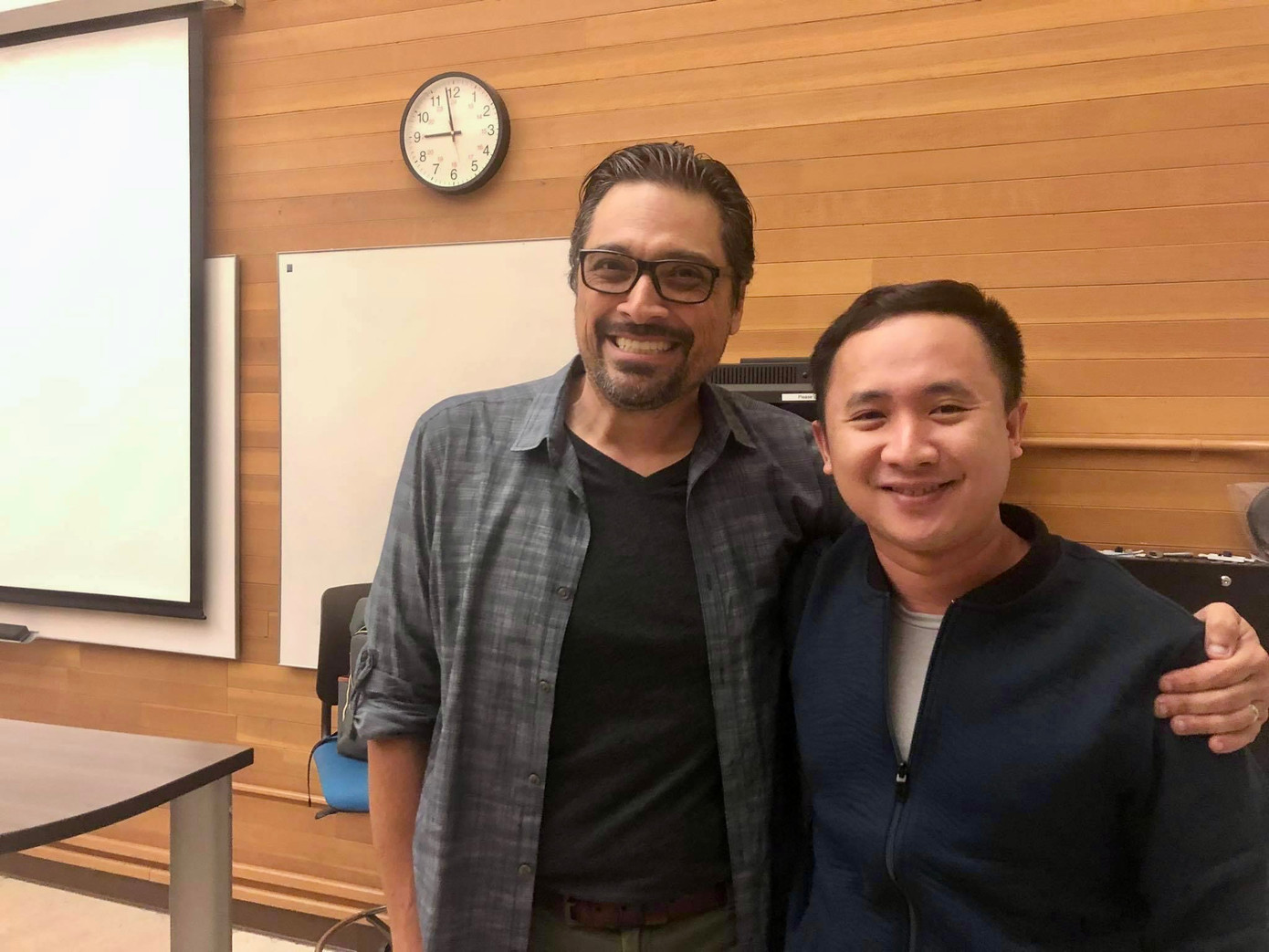 Thầy Đồng Anh và thầy Koci Hernendez - Giáo sư đầu ngành Truyền thông Đa phương tiện, Đại học California - Berkeley. Thầy Đồng Anh và thầy Koci Hernendez - Giáo sư đầu ngành Truyền thông Đa phương tiện, Đại học California - Berkeley.