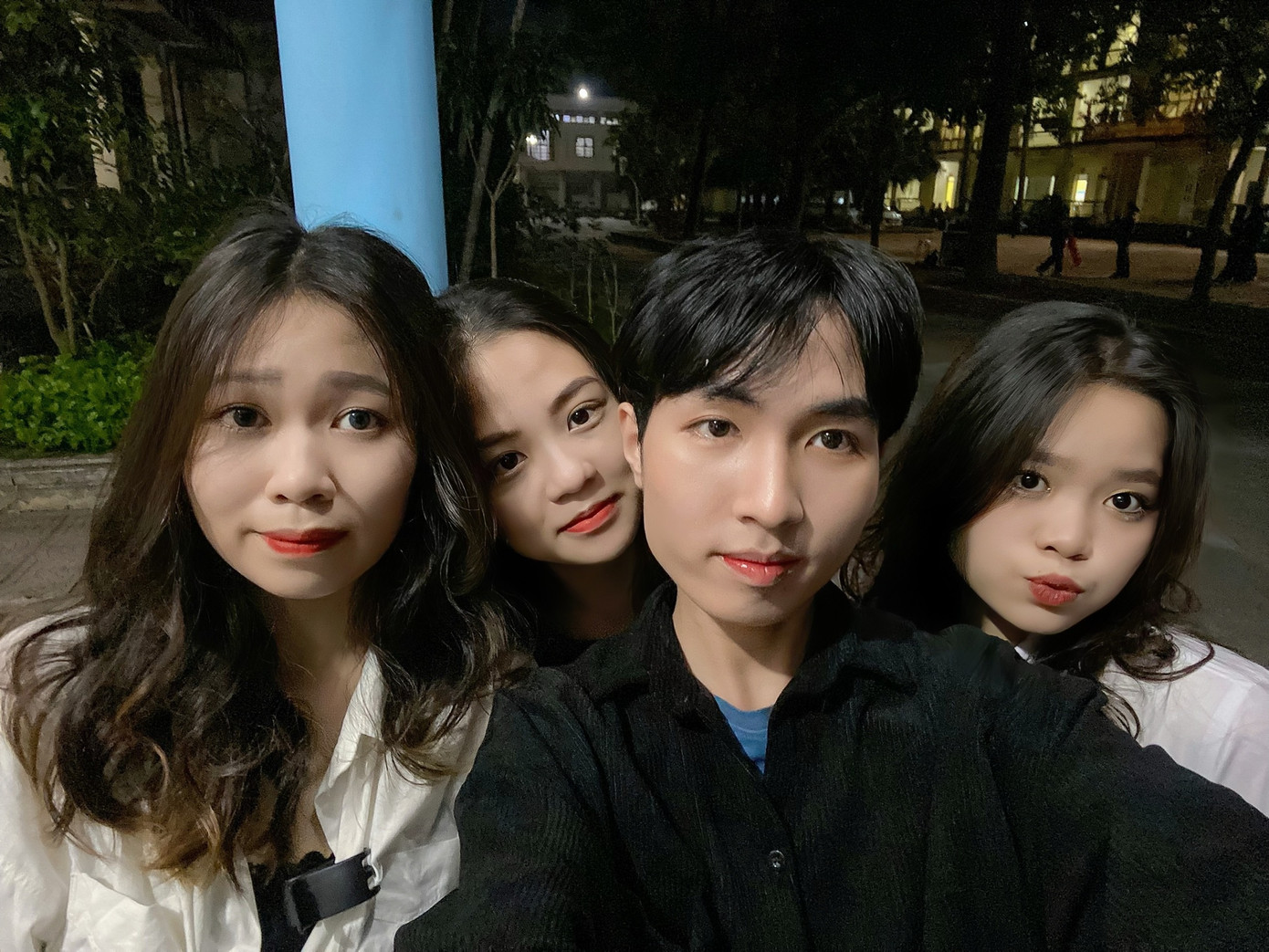 Trung cùng những người bạn.