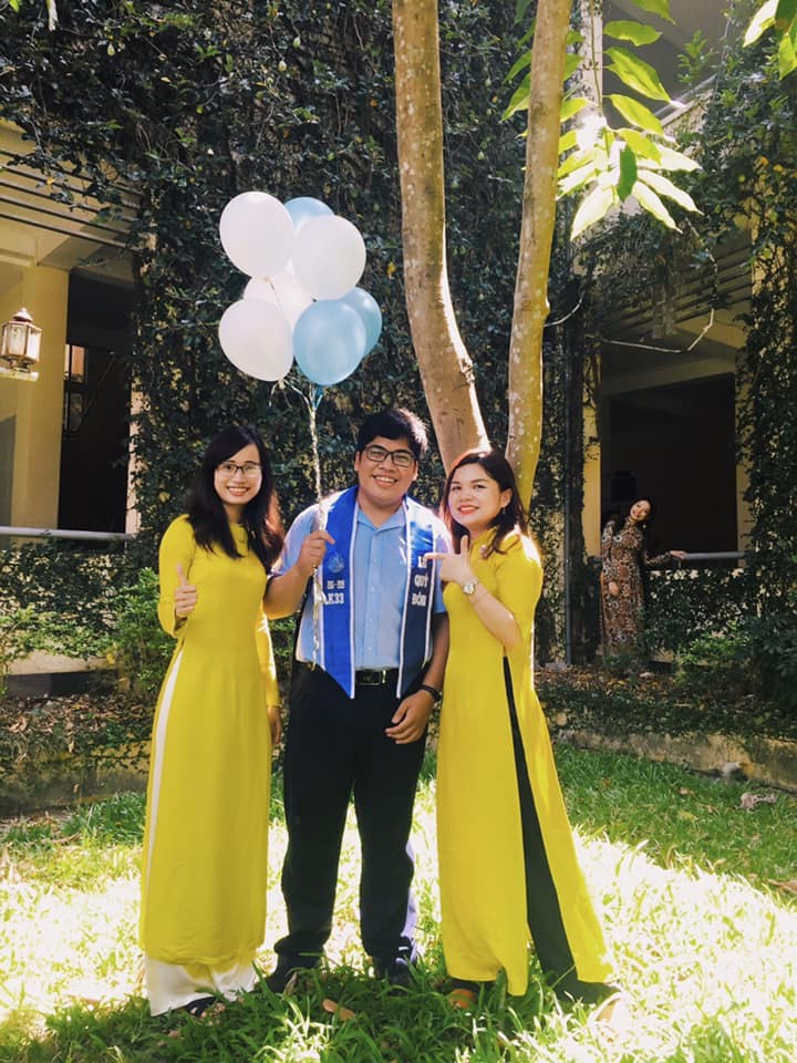 Trịnh Quang Thạch chụp cùng hai cô giáo dạy Địa lý của trường THPT chuyên Lê Quý Đôn (Đà Nẵng) trong ngày bế giảng tháng 5/2019.