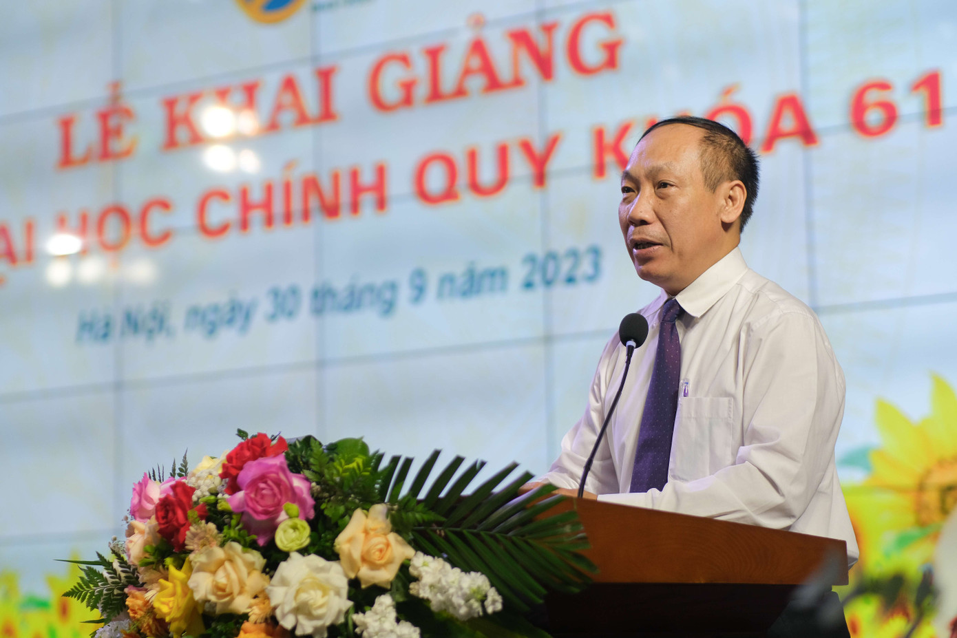 PGS, TS Nguyễn Xuân Thạch chúc mừng gần 4000 tân sinh viên đã vượt qua 22.000 thí sinh (xét tuyển HSG) và 22.500 thí sinh xét tuyển kết quả thi tốt nghiệp THPT để trở thành một phần của Học viện Tài chính. PGS, TS Nguyễn Xuân Thạch chúc mừng gần 4000 tân sinh viên đã vượt qua 22.000 thí sinh (xét tuyển HSG) và 22.500 thí sinh xét tuyển kết quả thi tốt nghiệp THPT để trở thành một phần của Học viện Tài chính.