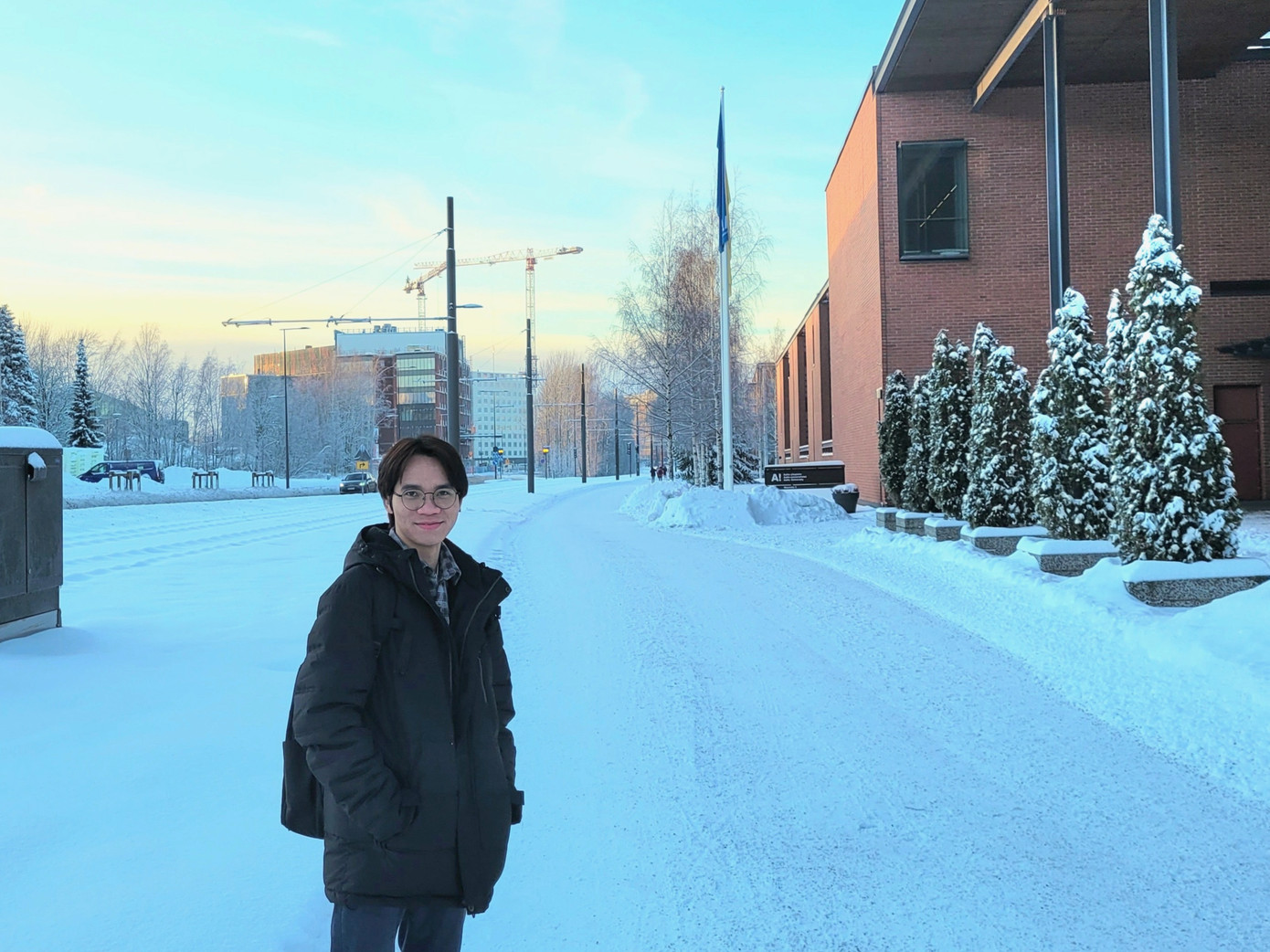 Đường đến trường phủ đầy tuyết trắng ở Bắc Âu.