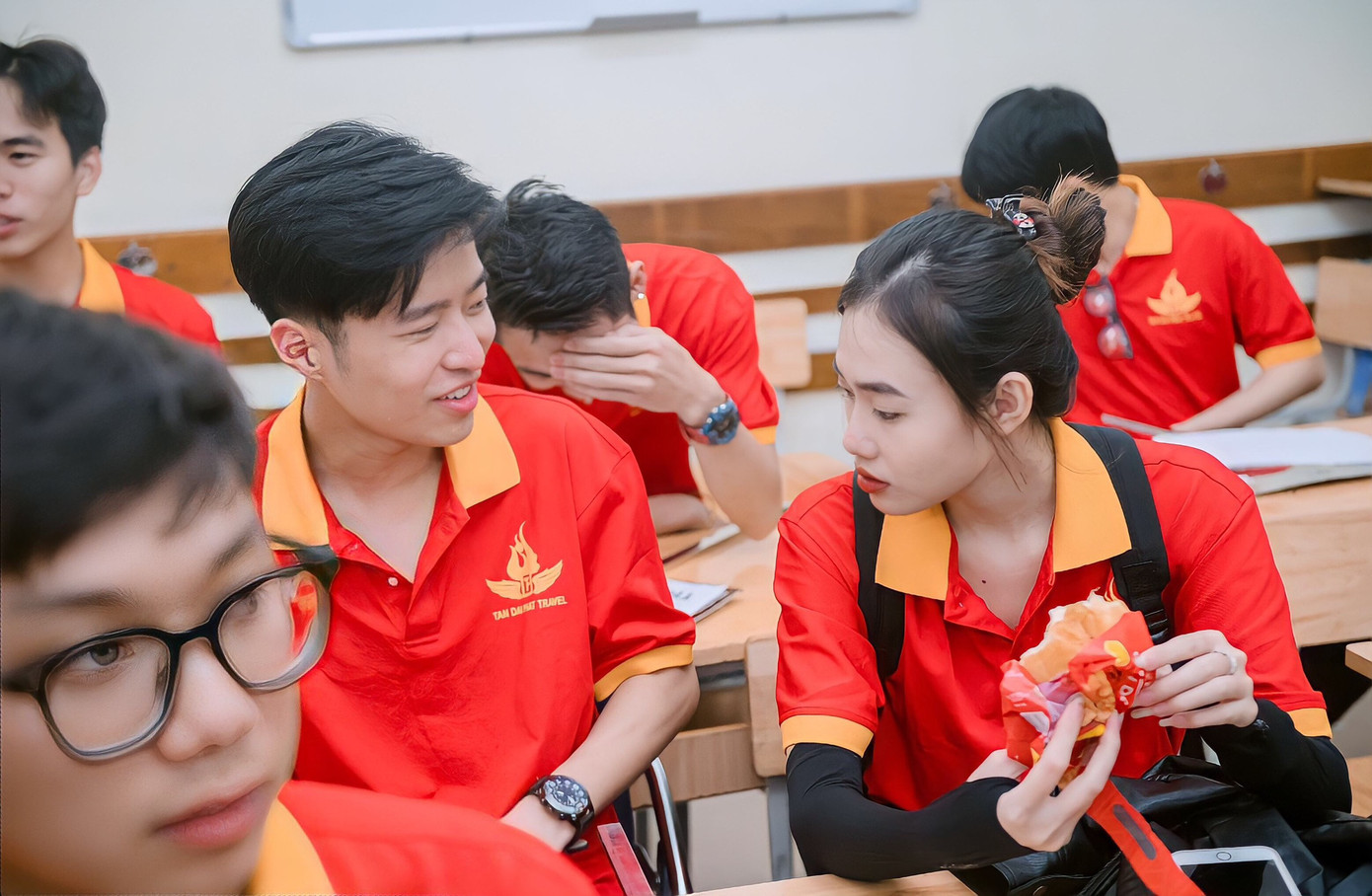 Nhiều bữa Thu Huyền chỉ kịp tranh thủ ăn một chiếc bánh mì để nạp năng lượng.