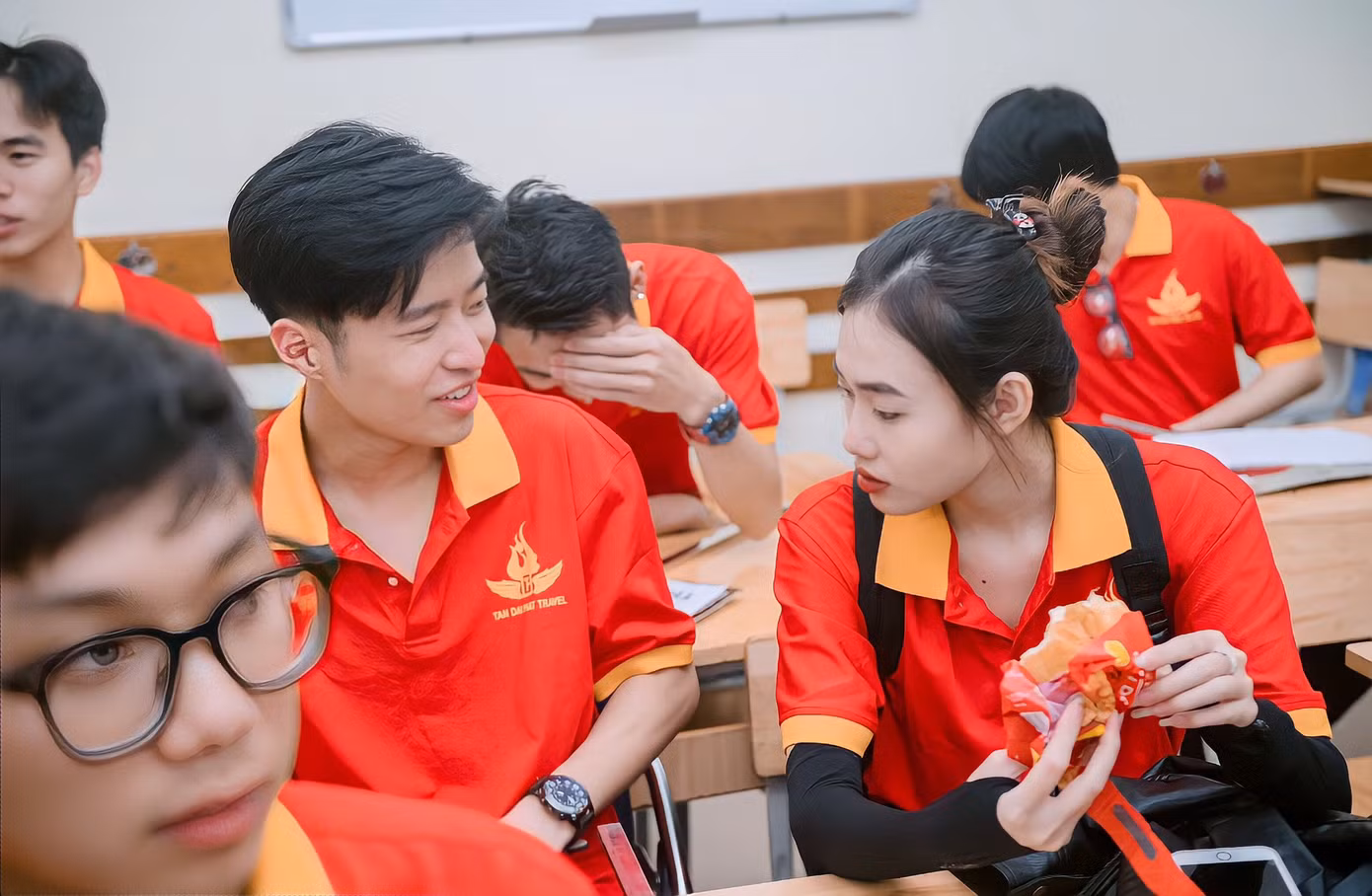 Nhiều bữa Thu Huyền chỉ kịp tranh thủ ăn một chiếc bánh mì để nạp năng lượng. Nhiều bữa Thu Huyền chỉ kịp tranh thủ ăn một chiếc bánh mì để nạp năng lượng.