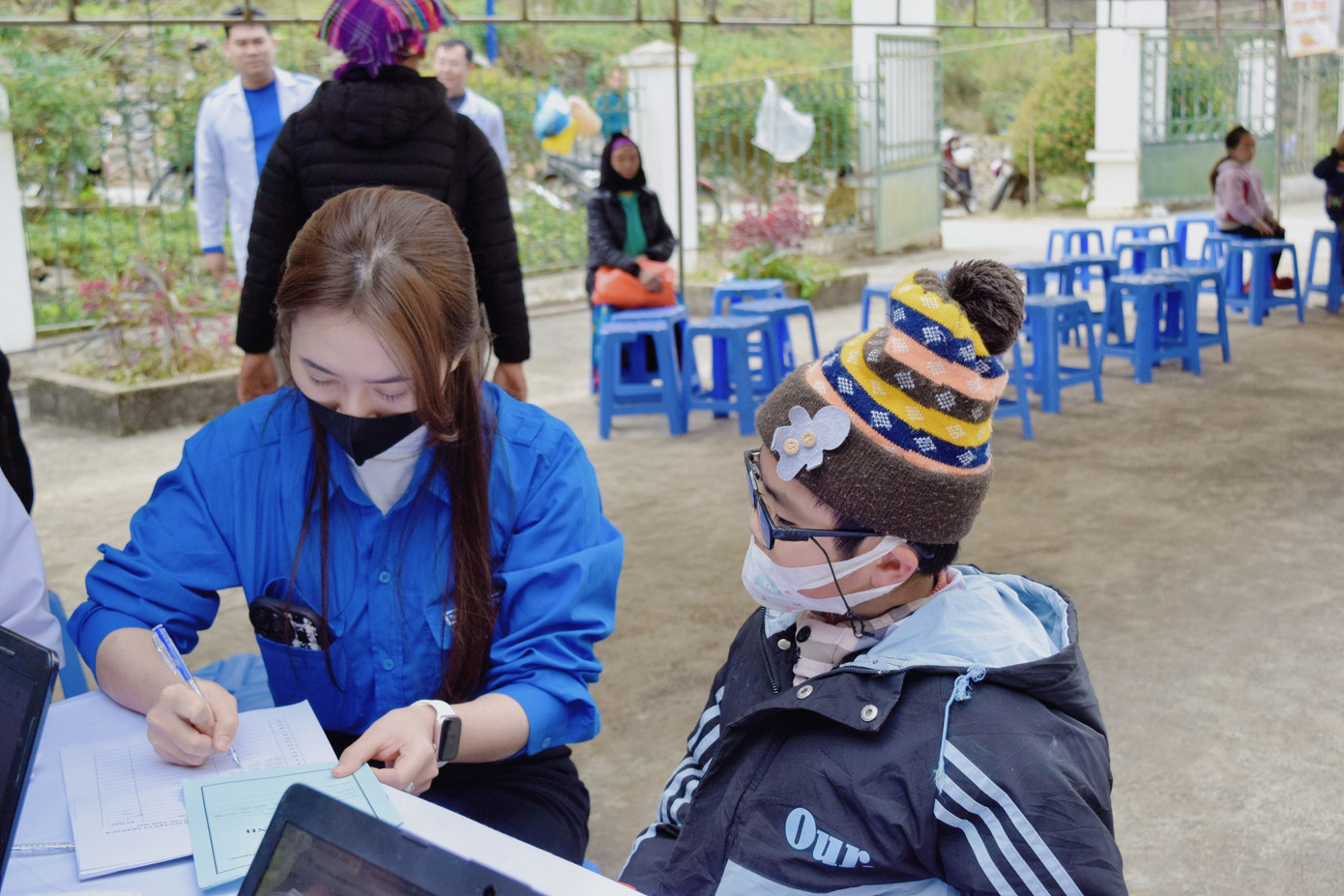 Hiền tham gia chương trình Đông ấm vùng cao - Khám, tư vấn, cấp phát thuốc miễn phí, tặng áo ấm cho học sinh và tặng quà các hộ gia đình có hoàn cảnh khó khăn tại Xã Pải Lủng, Mèo Vạc, Hà Giang.