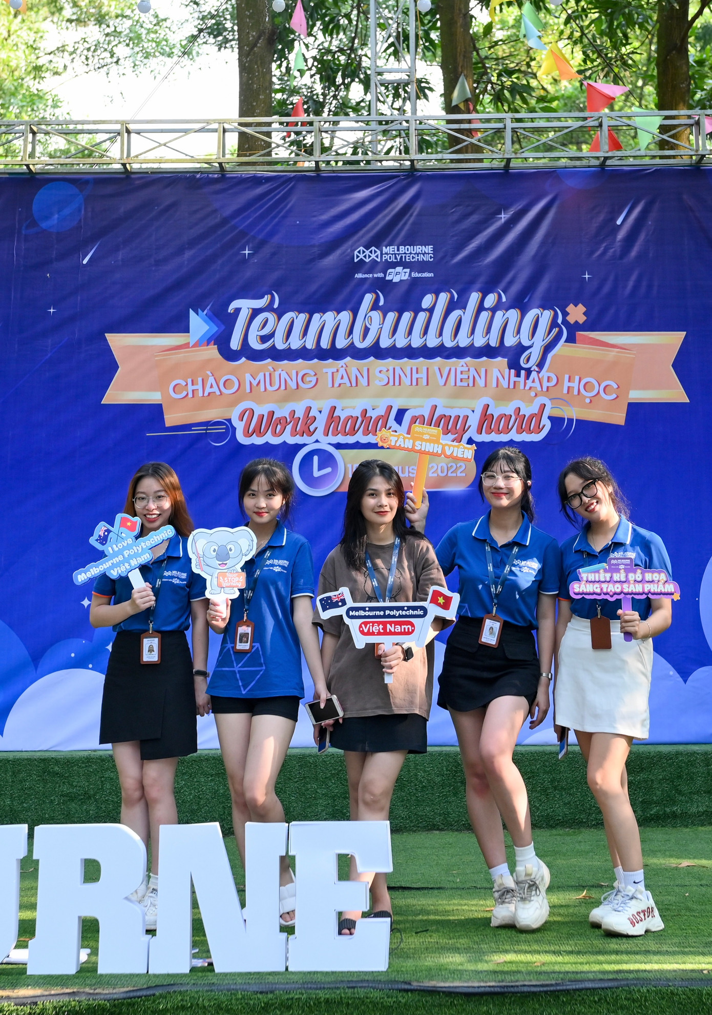 Ly (đứng thứ 2 từ bên trái) tích cực tham gia vào các sự kiện của trường, như hiến máu nhân đạo, những sự kiện đồng hành, sự kiện chào tân sinh viên,… Ly (đứng thứ 2 từ bên trái) tích cực tham gia vào các sự kiện của trường, như hiến máu nhân đạo, những sự kiện đồng hành, sự kiện chào tân sinh viên,…