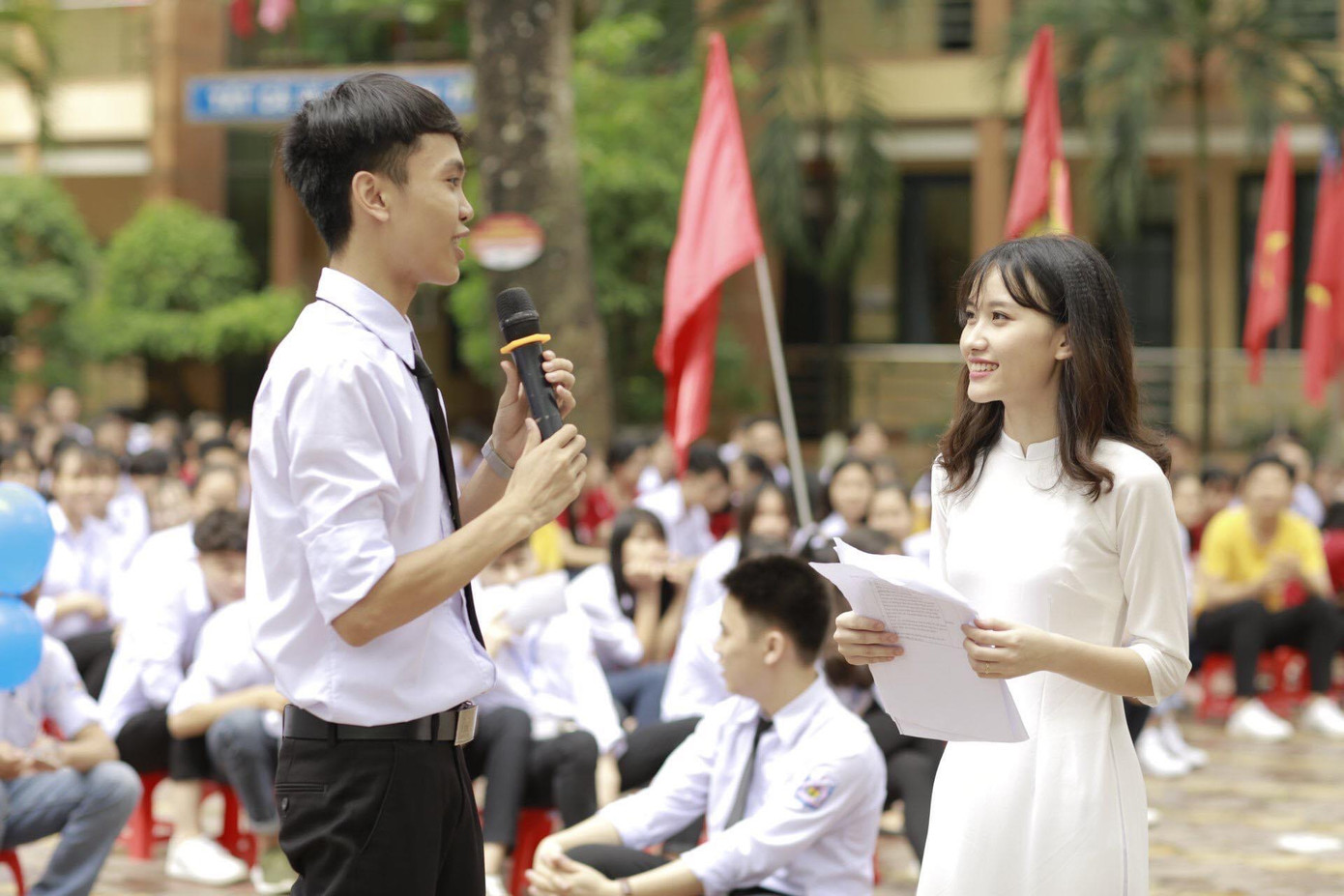 CLB tiếng Anh trường THPT Nguyễn Huệ (tỉnh Ninh Bình) - nơi Thuỳ Dung bén duyên với nghề nói. CLB tiếng Anh trường THPT Nguyễn Huệ (tỉnh Ninh Bình) - nơi Thuỳ Dung bén duyên với nghề nói.