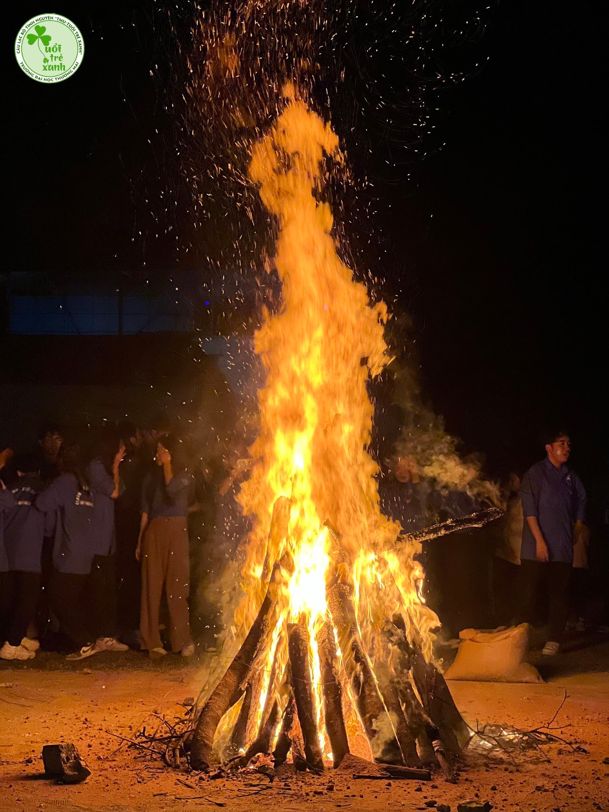 Hoạt động đốt lửa trại.