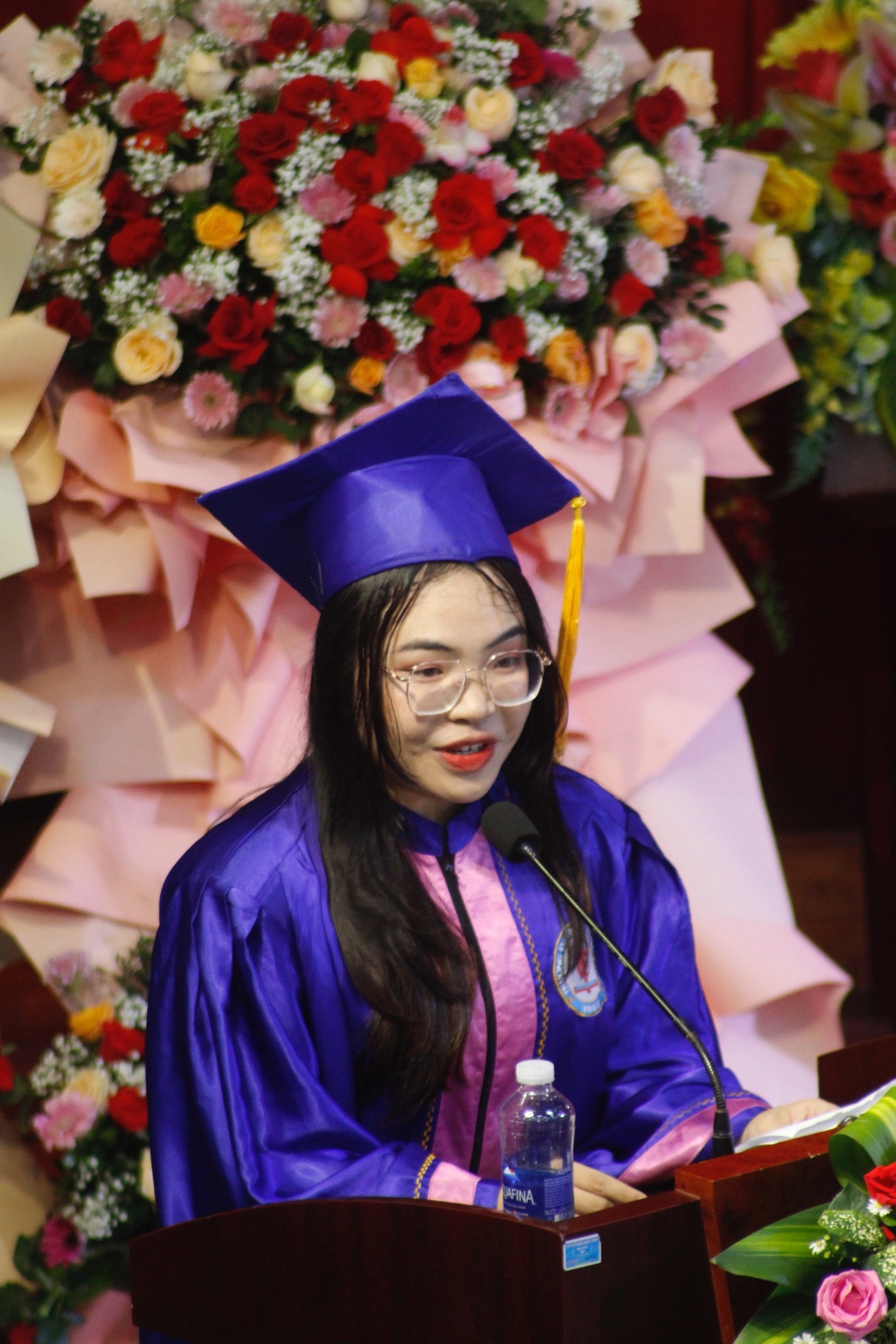 Cô bạn đại diện sinh viên phát biểu trong lễ bế giảng của Trường Đại học Sư phạm, Đại học Huế. Cô bạn đại diện sinh viên phát biểu trong lễ bế giảng của Trường Đại học Sư phạm, Đại học Huế.