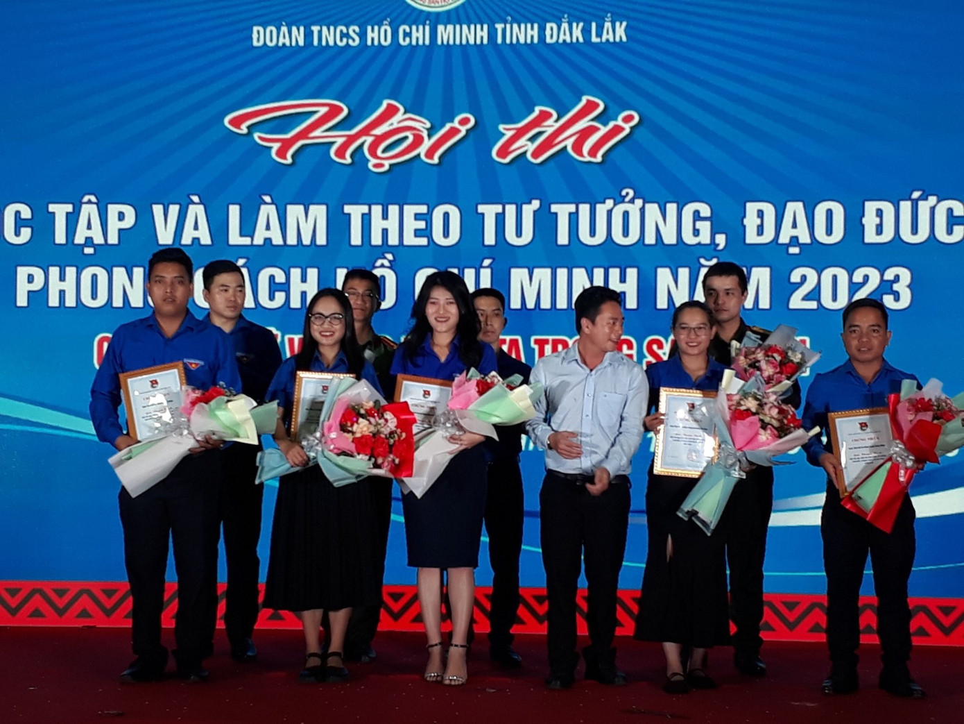 Diễm (hàng thứ nhất, thứ hai từ trái qua) là người cán bộ “vừa hồng vừa chuyên”. Diễm (hàng thứ nhất, thứ hai từ trái qua) là người cán bộ “vừa hồng vừa chuyên”.