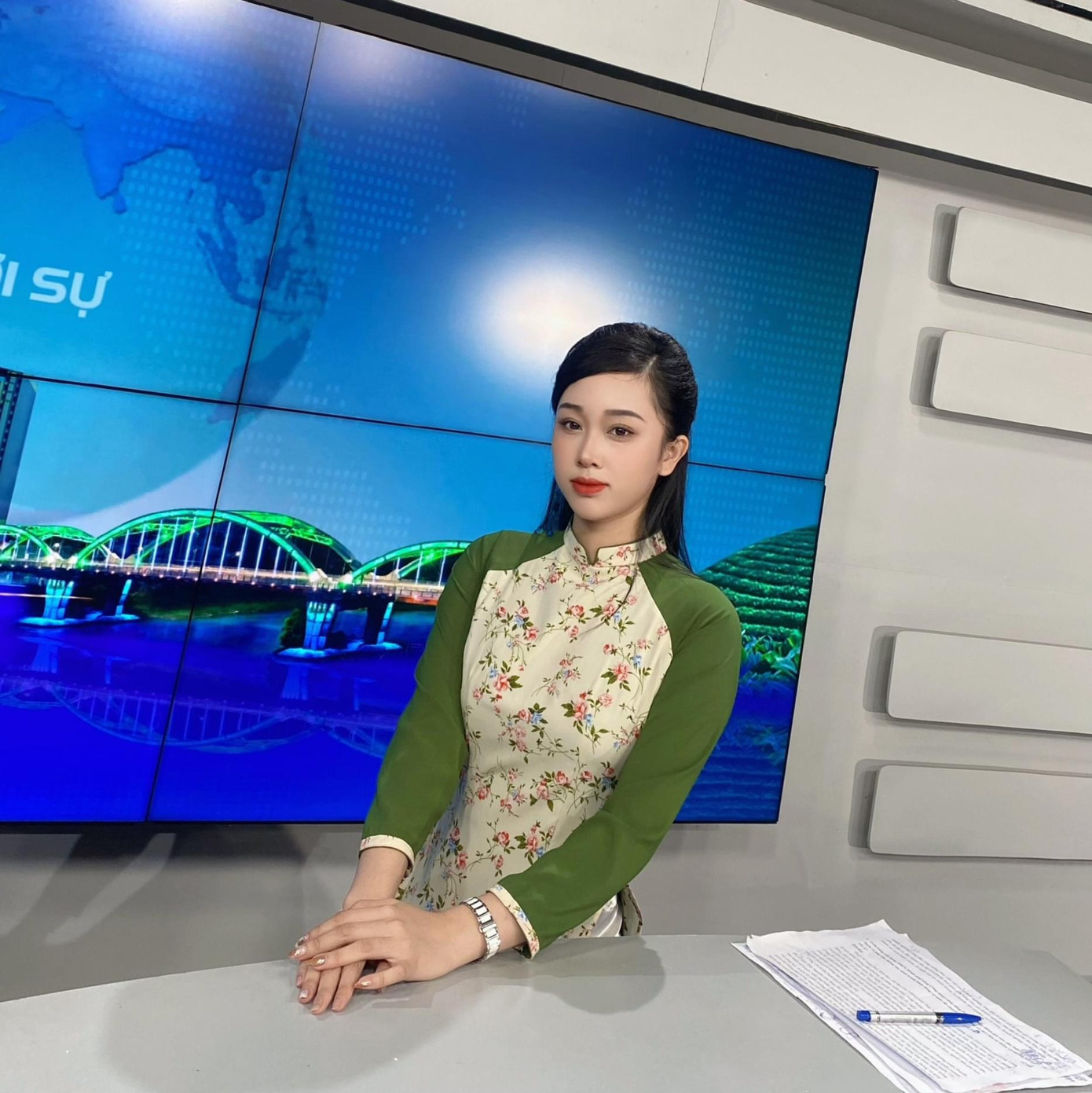 Cao Giang thử sức làm phát thanh viên ngay từ khi sinh viên. Cao Giang thử sức làm phát thanh viên ngay từ khi sinh viên.