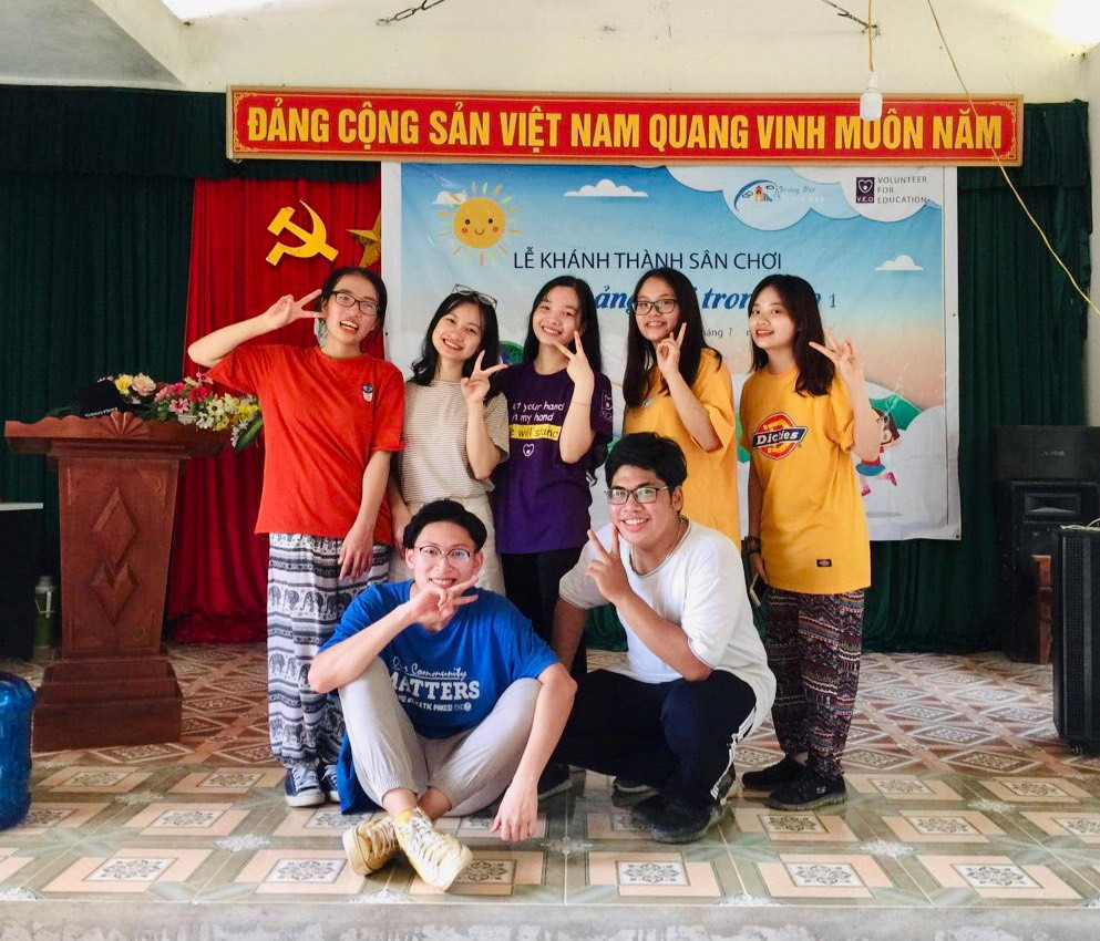 Thạch và Ban Sự kiện nhóm tình nguyện Volunteer of Education (V.E.O) đến Mai Châu - Hòa Bình.