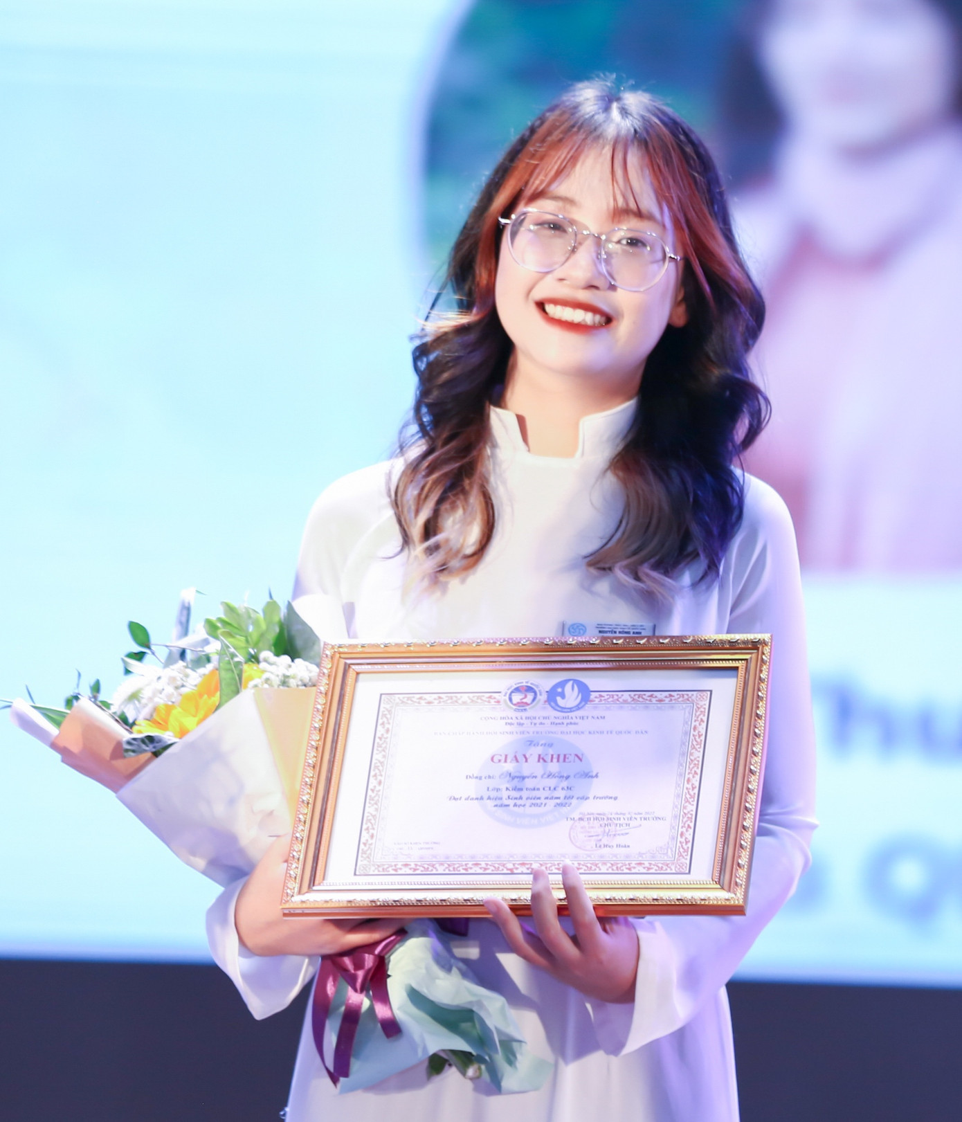 Hồng Anh vinh dự nhận Giải thưởng Sinh viên 5 Tốt.