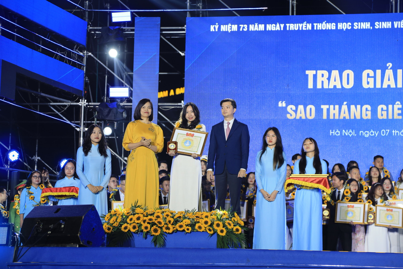 Huyền Trang đạt được giải thưởng “Sao Tháng Giêng” năm 2022 - một danh hiệu cao quý của Trung ương Hội Sinh viên Việt Nam. Huyền Trang đạt được giải thưởng “Sao Tháng Giêng” năm 2022 - một danh hiệu cao quý của Trung ương Hội Sinh viên Việt Nam.