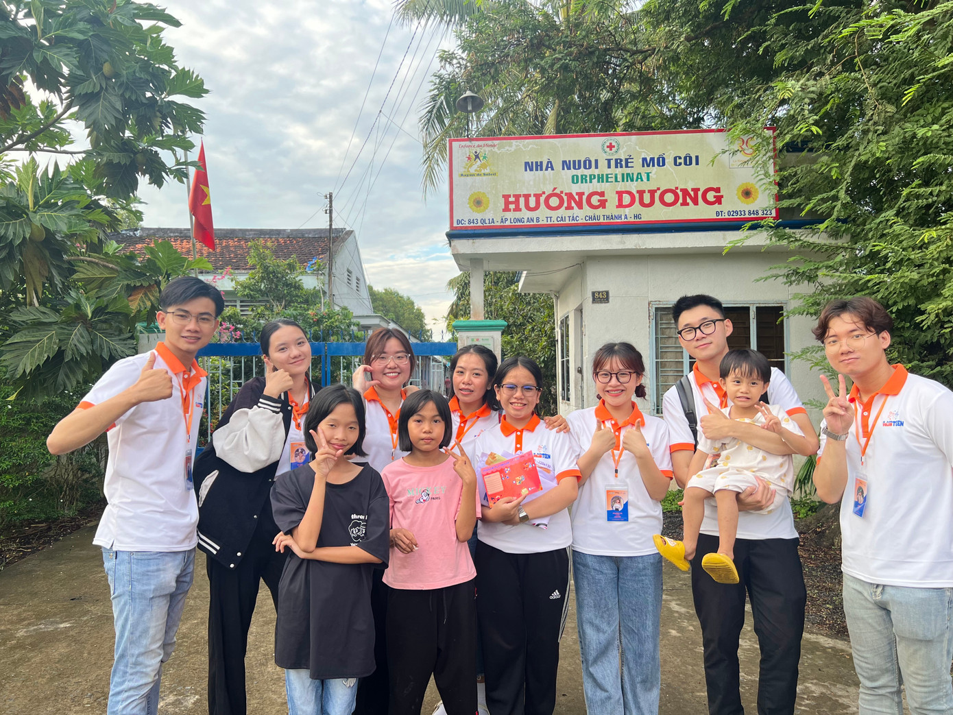 Quang Trí thăm nhà nuôi trẻ Hướng Dương trong dự án I AM VOLUNTEEN.
