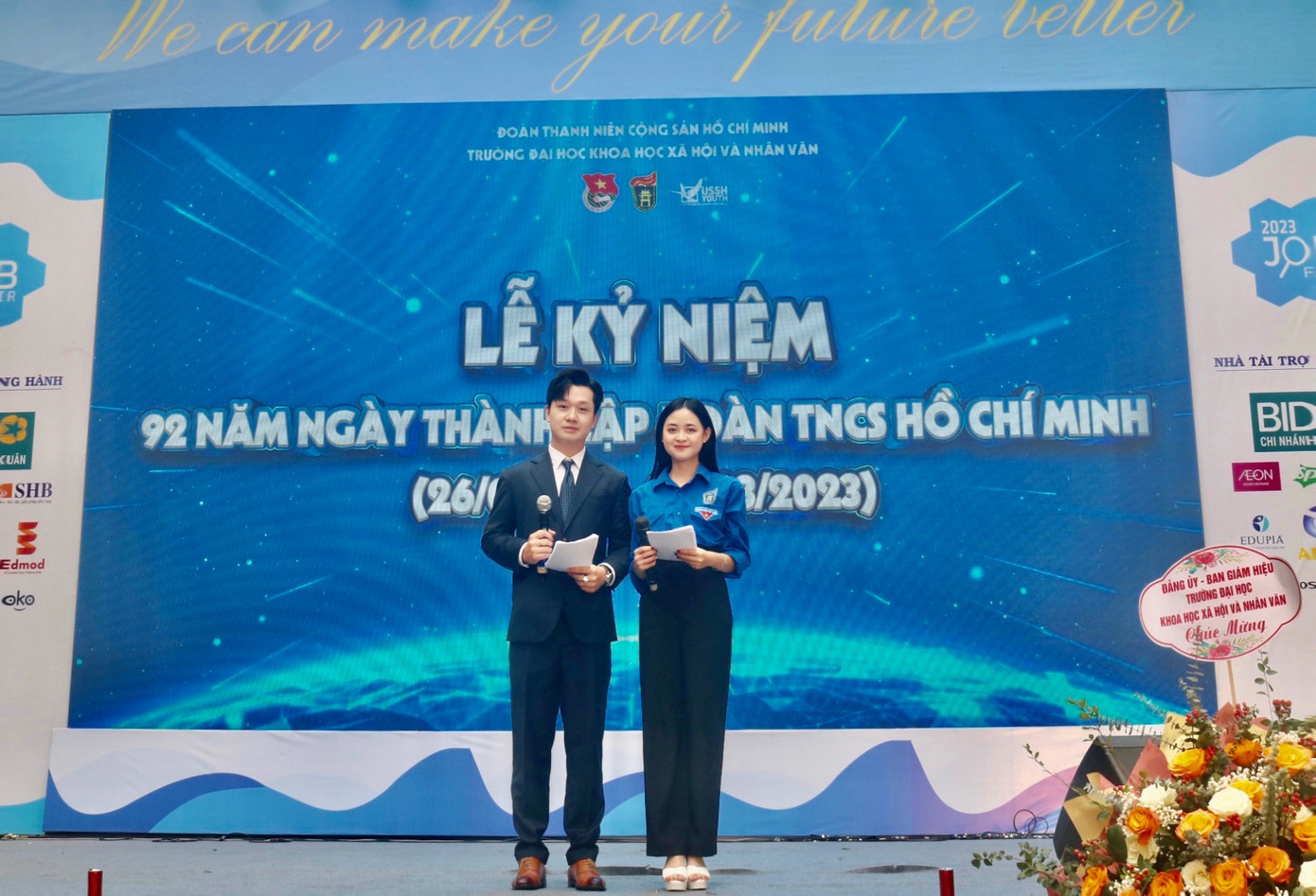 Lần đầu đứng trên sân khấu đảm nhiệm vị trí MC dẫn chương trình của chàng sinh viên trẻ.