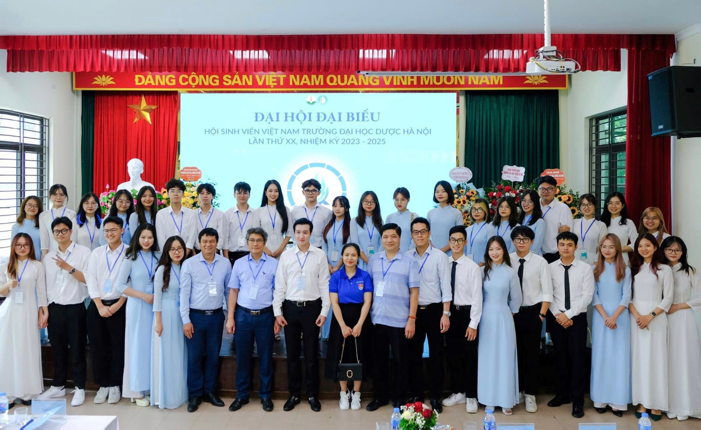 Minh Thảo cùng Ban Chấp hành khóa XIX, khóa XX và đại diện lãnh đạo Hội Sinh viên TP, lãnh đạo trường ĐH Dược Hà Nội.