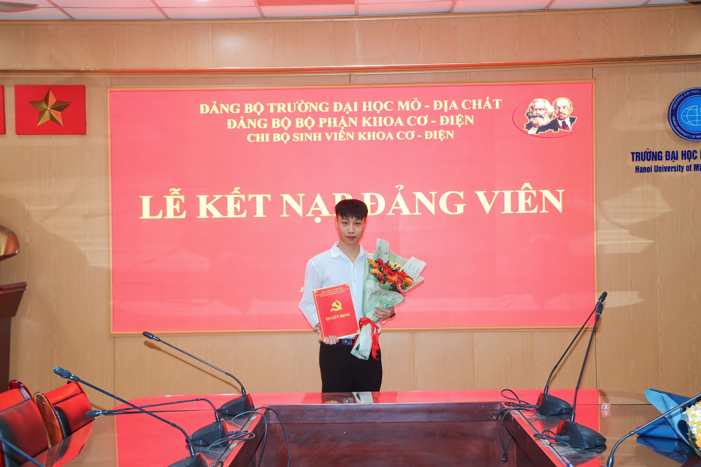 Vinh dự khi được đứng trong hàng ngũ Đảng Cộng sản Việt Nam ở tuổi 21 là minh chứng cho một quá trình cố gắng và phấn đấu của Quốc Thắng.