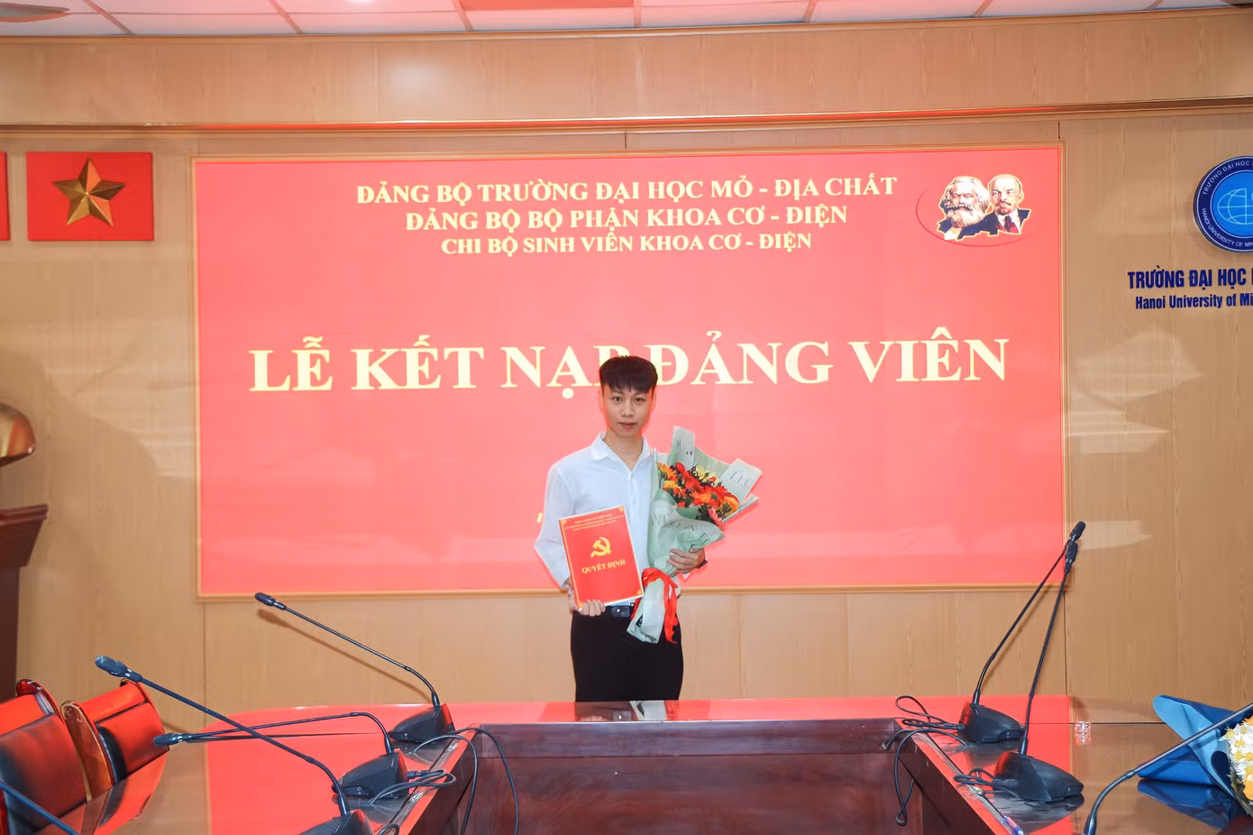 Vinh dự khi được đứng trong hàng ngũ Đảng Cộng sản Việt Nam ở tuổi 21 là minh chứng cho một quá trình cố gắng và phấn đấu của Quốc Thắng. Vinh dự khi được đứng trong hàng ngũ Đảng Cộng sản Việt Nam ở tuổi 21 là minh chứng cho một quá trình cố gắng và phấn đấu của Quốc Thắng.