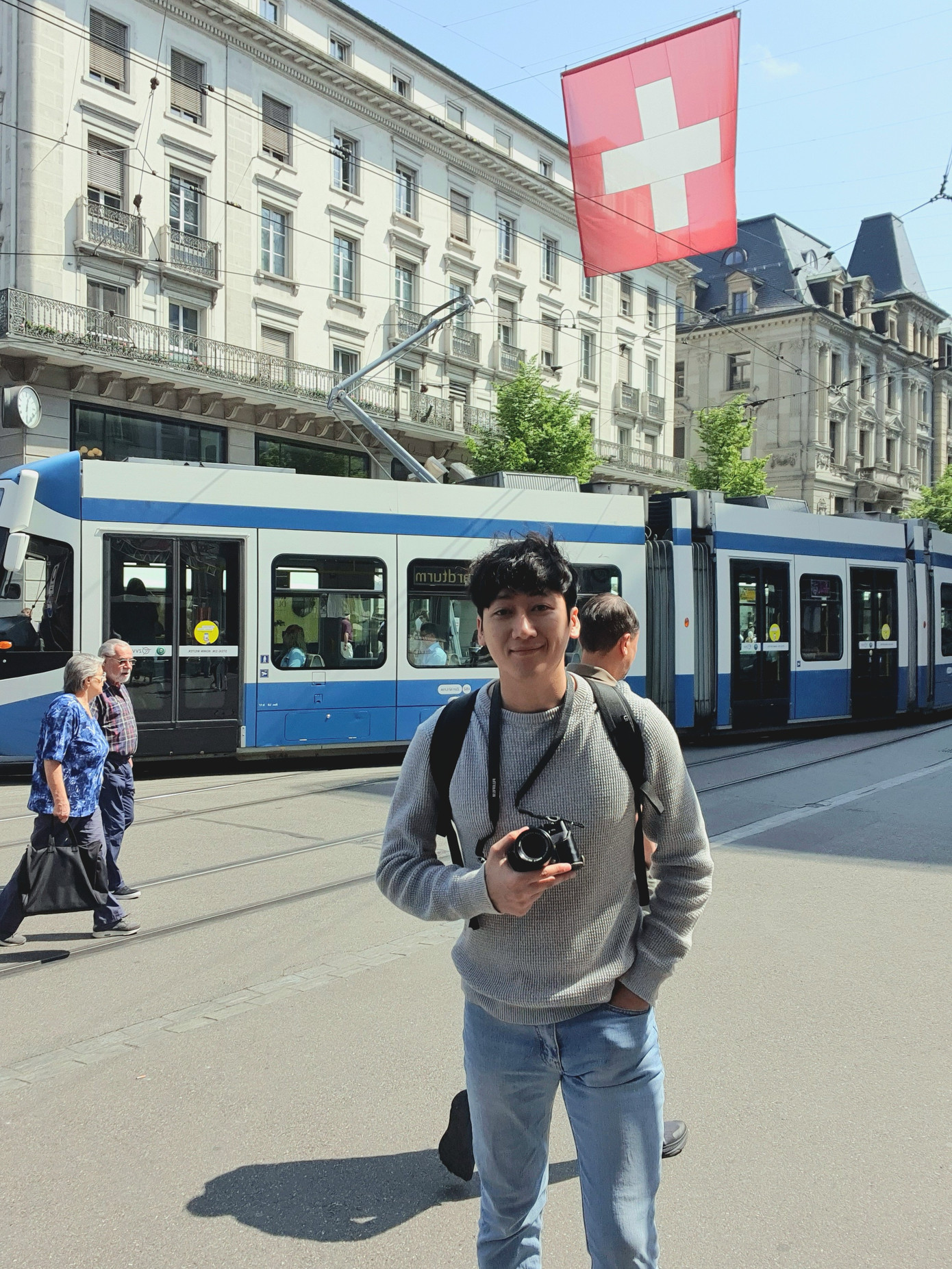 Đăng Quang nhận thấy nền tảng kiến thức và thái độ làm việc tích cực, cầu tiến đôi khi còn lợi hại hơn một chiếc “CV khủng”. Đăng Quang nhận thấy nền tảng kiến thức và thái độ làm việc tích cực, cầu tiến đôi khi còn lợi hại hơn một chiếc “CV khủng”.