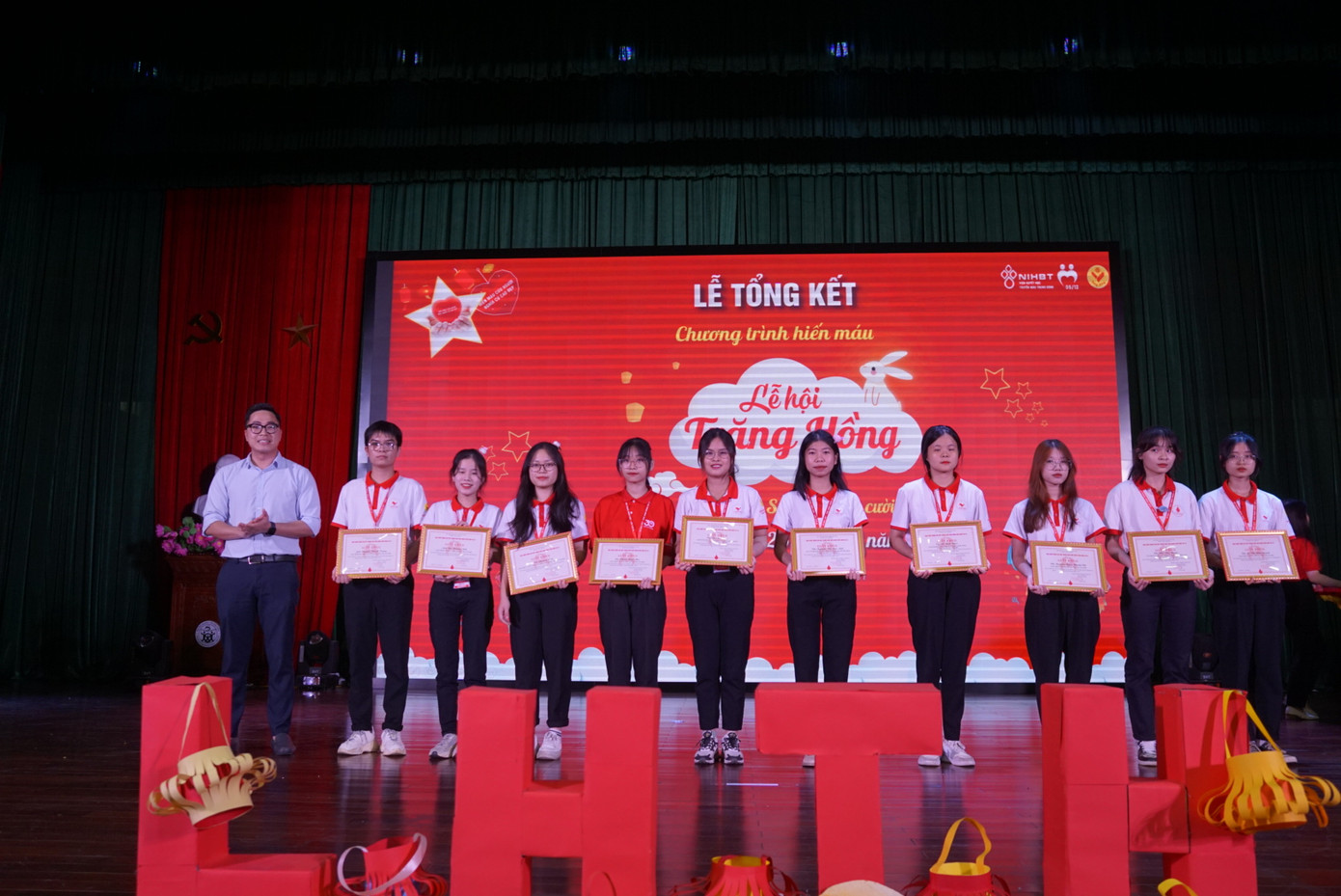 Trà My cùng các bạn sinh viên có thành tích xuất sắc trong phong trào vận động hiến máu tình nguyện vì sức khỏe cộng đồng.