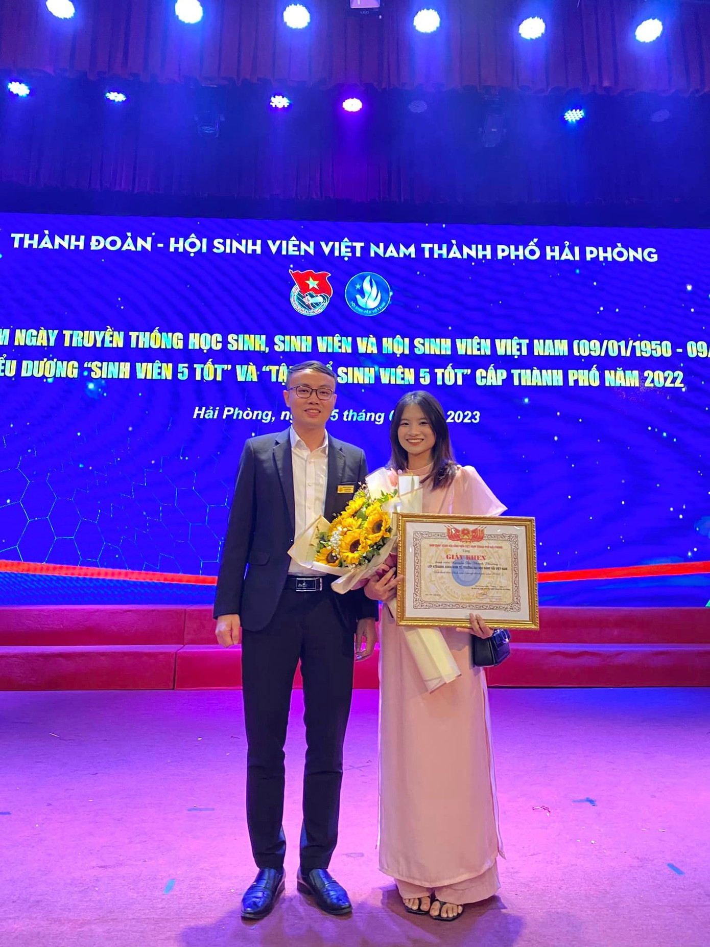 Thanh Phương và đồng chí Lê Hoàng Dương, Bí thư Đoàn Trường Đại học Hàng hải Việt Nam tại Lễ vinh danh “Sinh viên 5 Tốt” do Hội Sinh viên TP. Hải Phòng tổ chức.