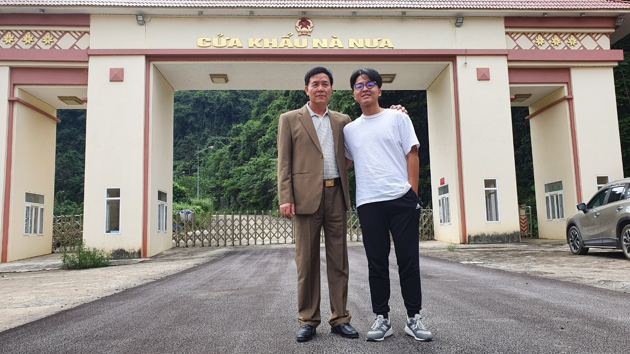 Minh Quân chụp ảnh cùng bố. Minh Quân chụp ảnh cùng bố.