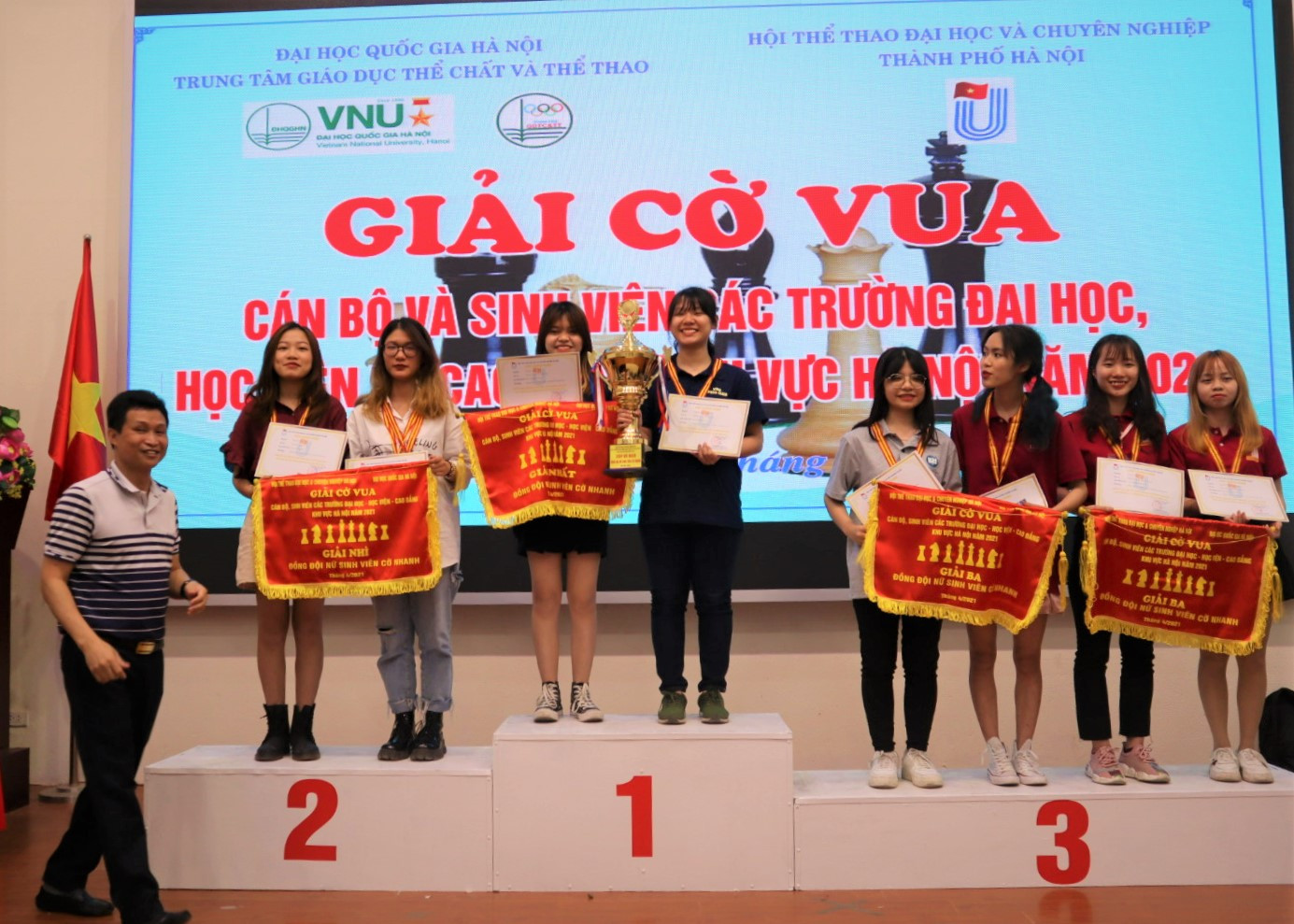 Nhật Trân lần đầu chạm tay vào chiếc cúp vô địch tại giải Cờ vua năm 2021. Nhật Trân lần đầu chạm tay vào chiếc cúp vô địch tại giải Cờ vua năm 2021.