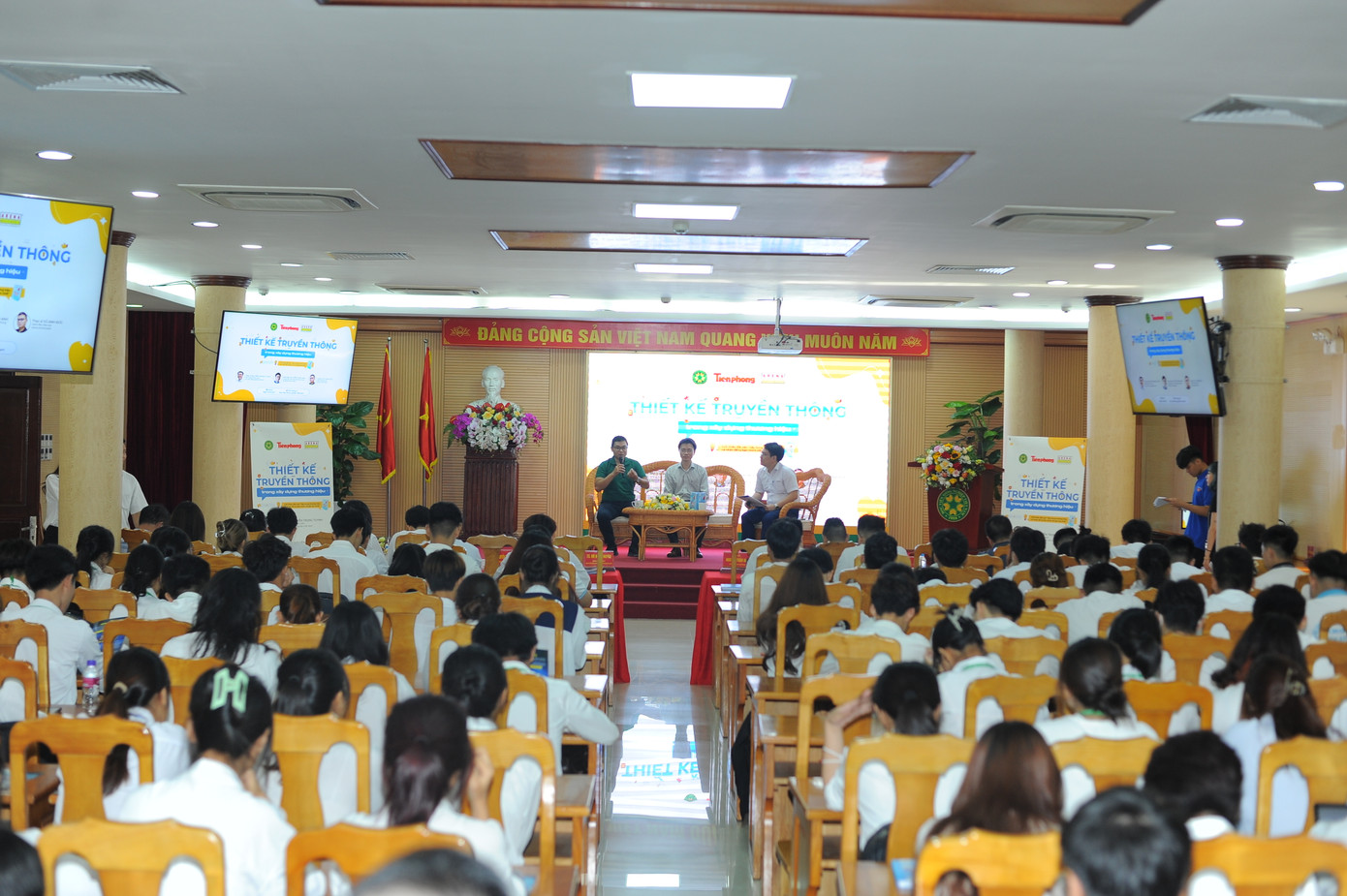 Đông đảo các đại biểu, giảng viên cùng các bạn sinh viên tham dự chương trình. Đông đảo các đại biểu, giảng viên cùng các bạn sinh viên tham dự chương trình.