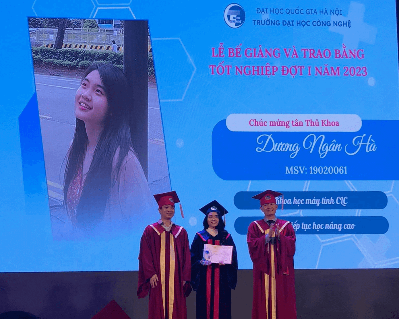Ngân Hà nhận bằng cử nhân tại lễ tốt nghiệp của Trường Đại học Công nghệ, Đại học Quốc gia Hà Nội. Ngân Hà nhận bằng cử nhân tại lễ tốt nghiệp của Trường Đại học Công nghệ, Đại học Quốc gia Hà Nội.