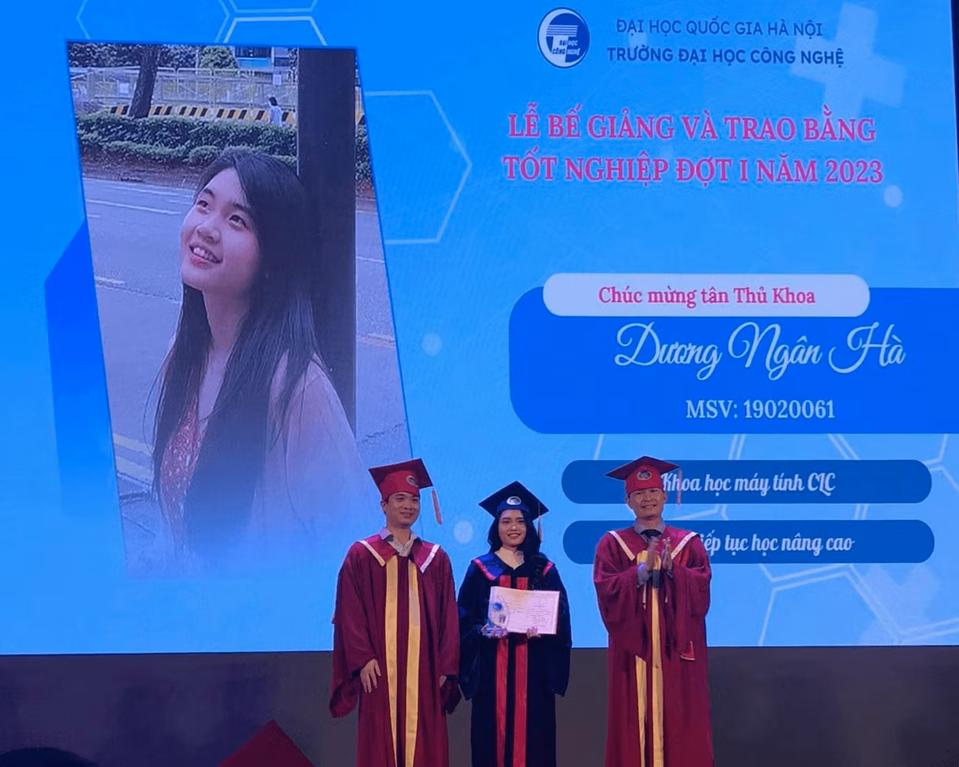 Ngân Hà nhận bằng cử nhân tại lễ tốt nghiệp của Trường Đại học Công nghệ, Đại học Quốc gia Hà Nội. Ngân Hà nhận bằng cử nhân tại lễ tốt nghiệp của Trường Đại học Công nghệ, Đại học Quốc gia Hà Nội.