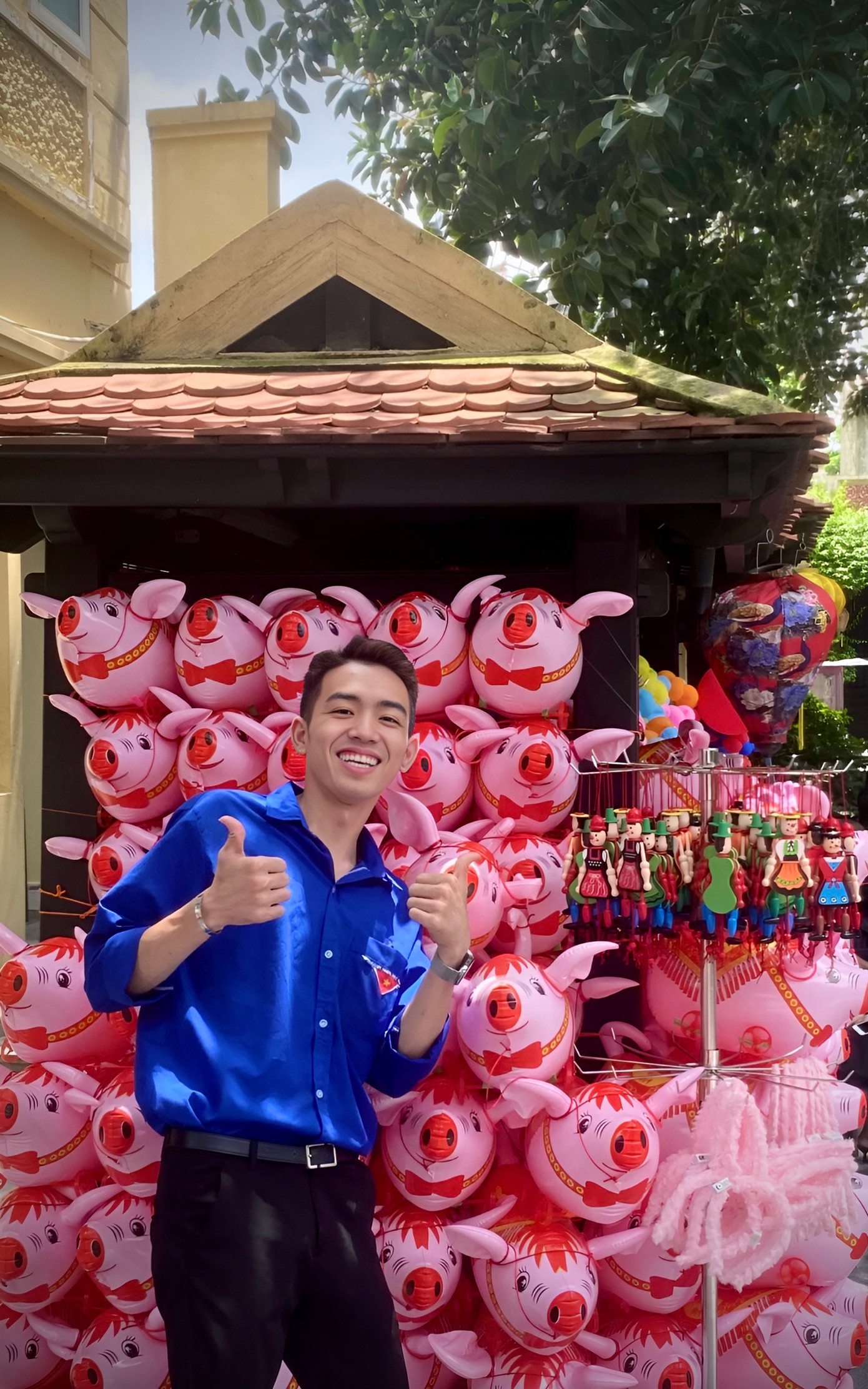 Tham gia bán hàng gây quỹ dành cho trẻ em nghèo trong dịp Trung thu sắp đến.