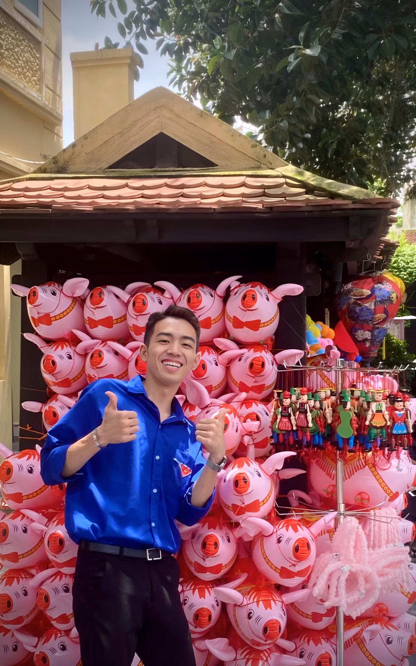 Tham gia bán hàng gây quỹ dành cho trẻ em nghèo trong dịp Trung thu sắp đến.