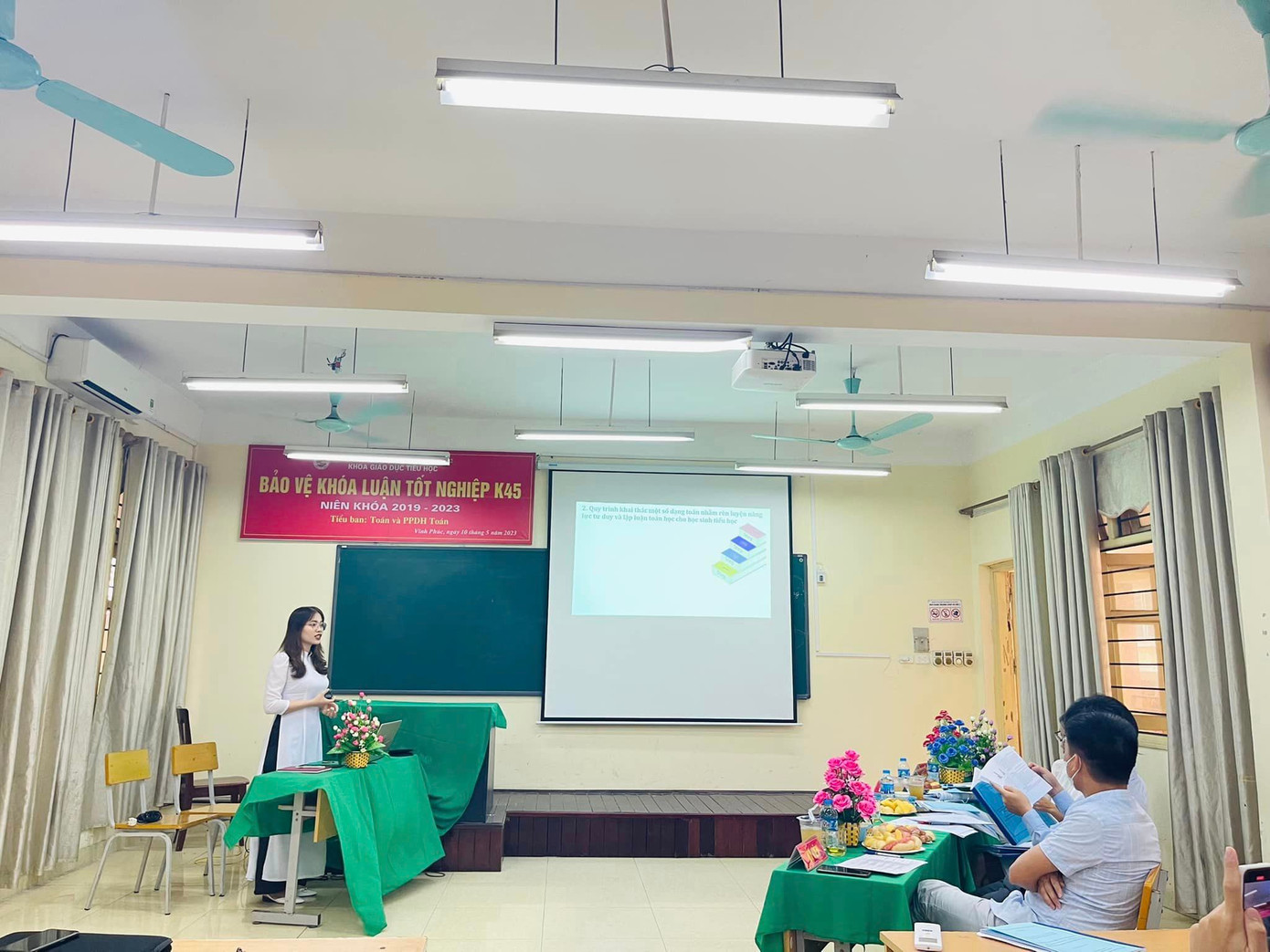 Minh Ngọc bảo vệ khóa luận tốt nghiệp Đại học. Minh Ngọc bảo vệ khóa luận tốt nghiệp Đại học.