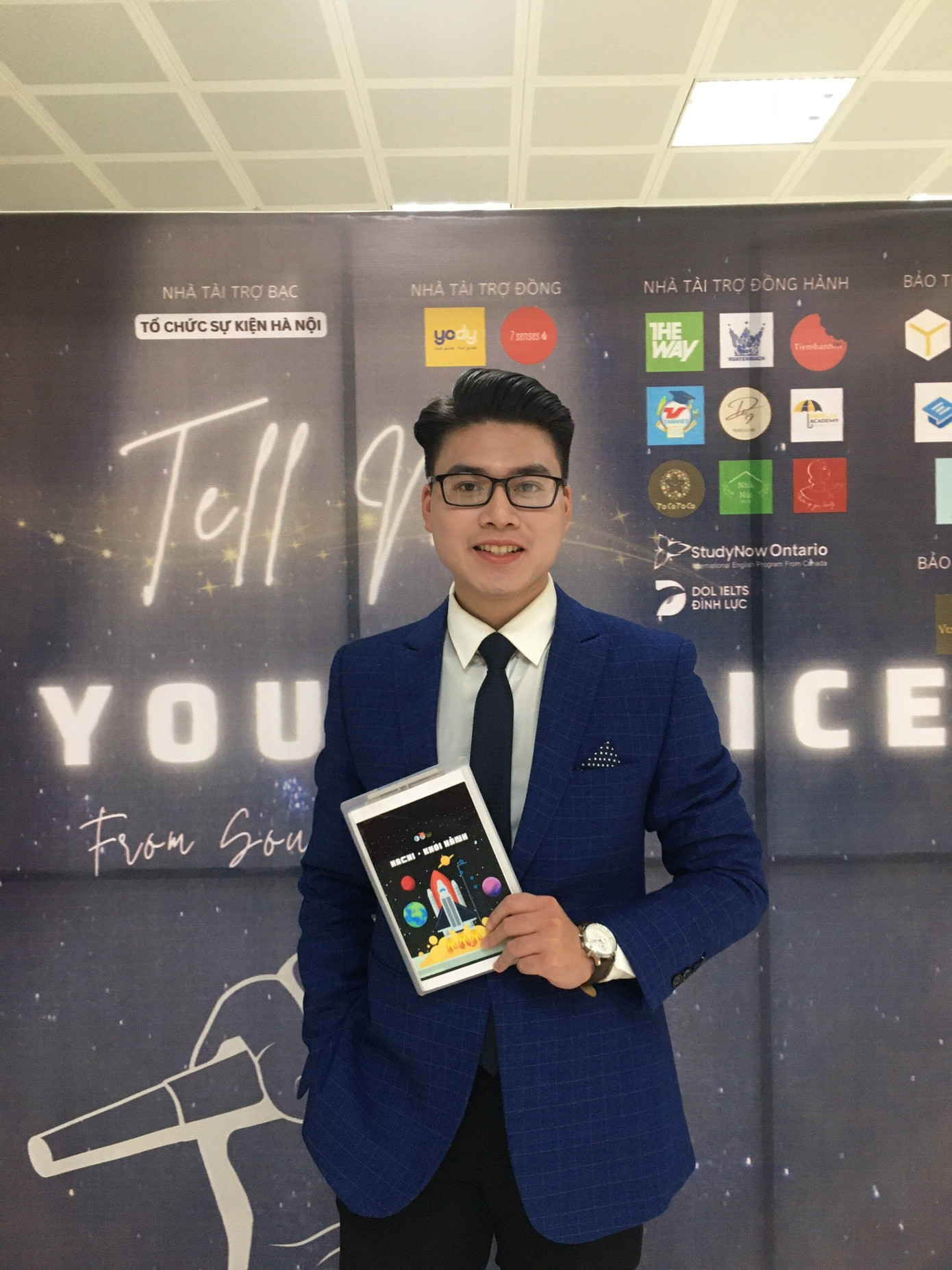 Minh Hiếu dẫn chương trình Chào tân sinh viên.