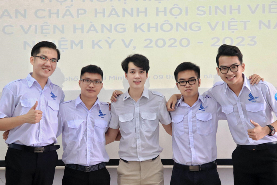 Đình Thắng (thứ ba từ trái sang) tham gia Hội nghị kiện toàn Ban chấp hành Hội Sinh viên Học viện Hàng không Việt Nam. Đình Thắng (thứ ba từ trái sang) tham gia Hội nghị kiện toàn Ban chấp hành Hội Sinh viên Học viện Hàng không Việt Nam.