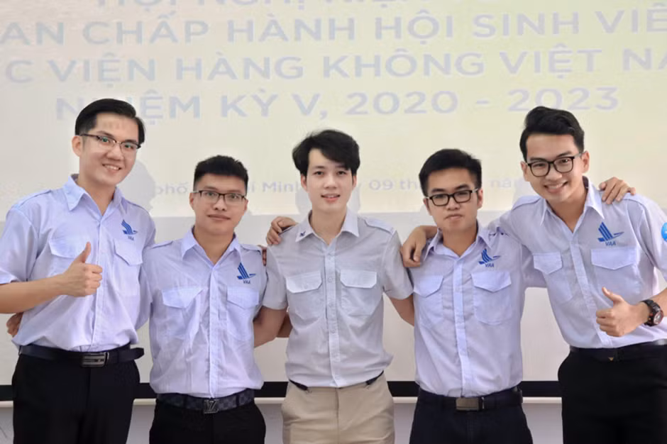 Đình Thắng (thứ ba từ trái sang) tham gia Hội nghị kiện toàn Ban chấp hành Hội Sinh viên Học viện Hàng không Việt Nam.