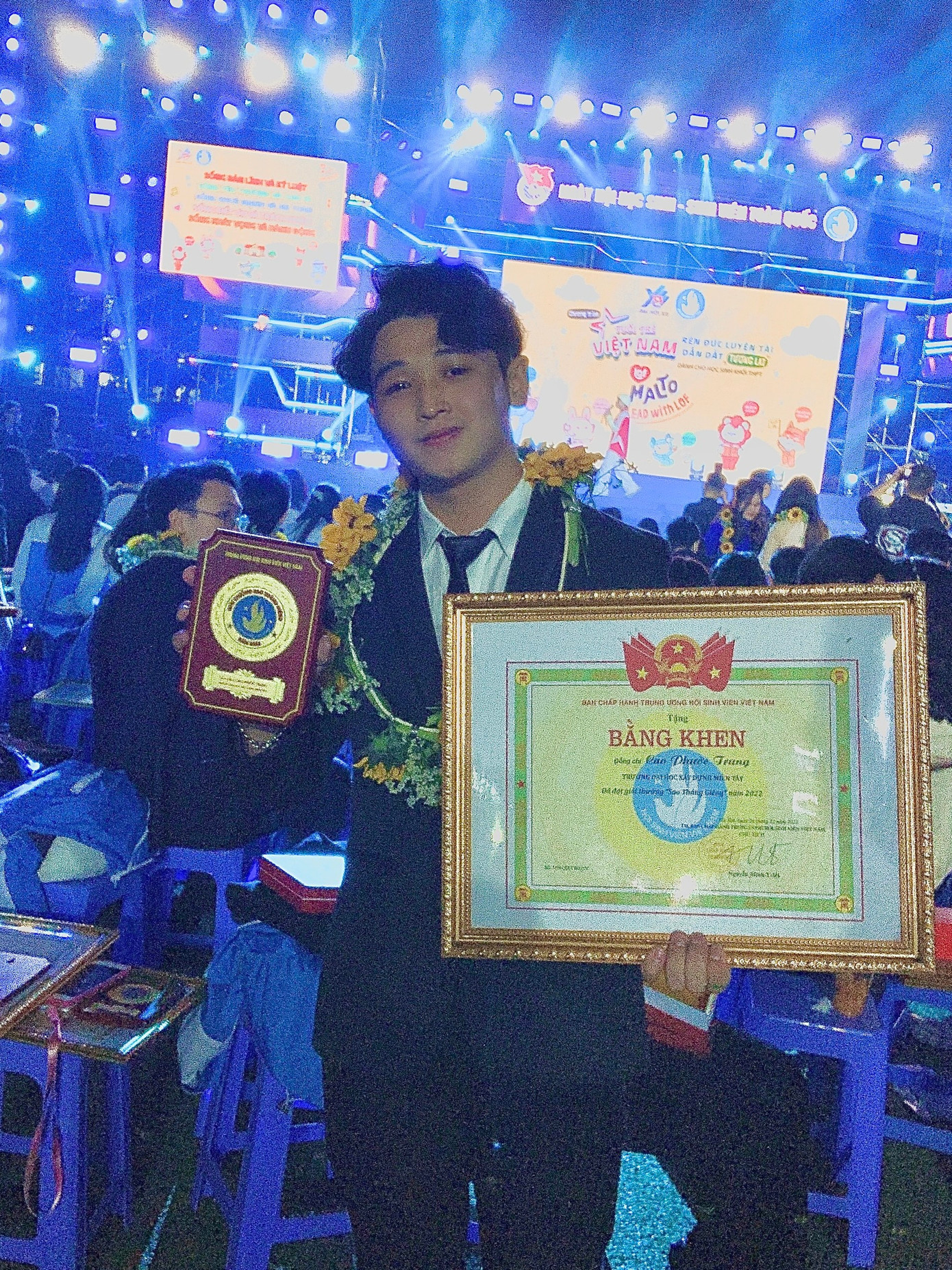 Phước Trung đại diện cho sinh viên Trường Đại học Xây dựng Miền Tây vinh dự nhận Giải thưởng Sao Tháng Giêng cấp Trung ương của Ban chấp hành Hội Sinh viên Việt Nam. Phước Trung đại diện cho sinh viên Trường Đại học Xây dựng Miền Tây vinh dự nhận Giải thưởng Sao Tháng Giêng cấp Trung ương của Ban chấp hành Hội Sinh viên Việt Nam.