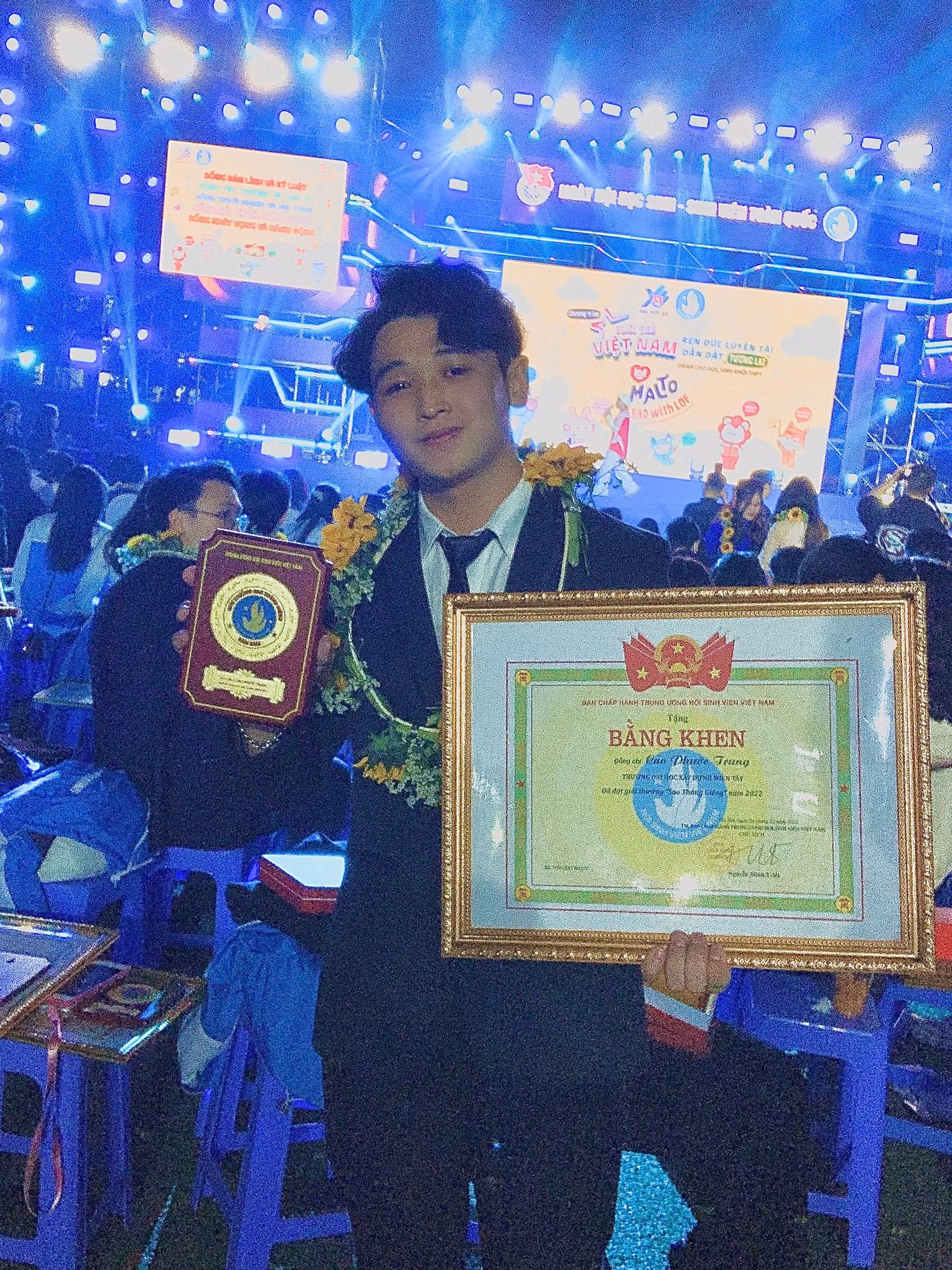 Phước Trung đại diện cho sinh viên Trường Đại học Xây dựng Miền Tây vinh dự nhận Giải thưởng Sao Tháng Giêng cấp Trung ương của Ban chấp hành Hội Sinh viên Việt Nam.