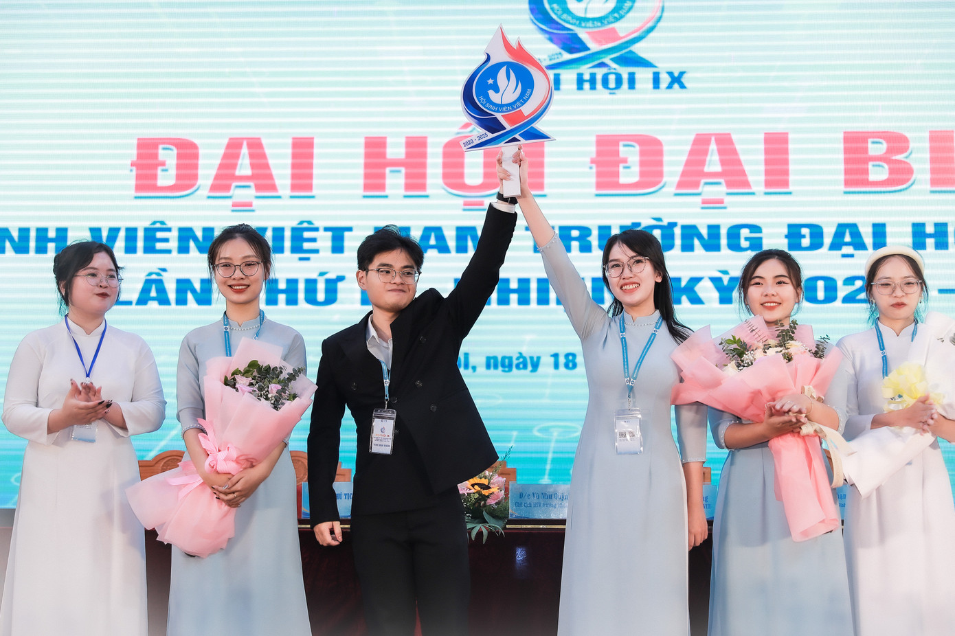 Phan Chí Trung cùng Vũ Như Quỳnh (thứ ba từ phải sang) Cựu Chủ tịch Hội Sinh viên Trường Đại học Thương mại. Phan Chí Trung cùng Vũ Như Quỳnh (thứ ba từ phải sang) Cựu Chủ tịch Hội Sinh viên Trường Đại học Thương mại.