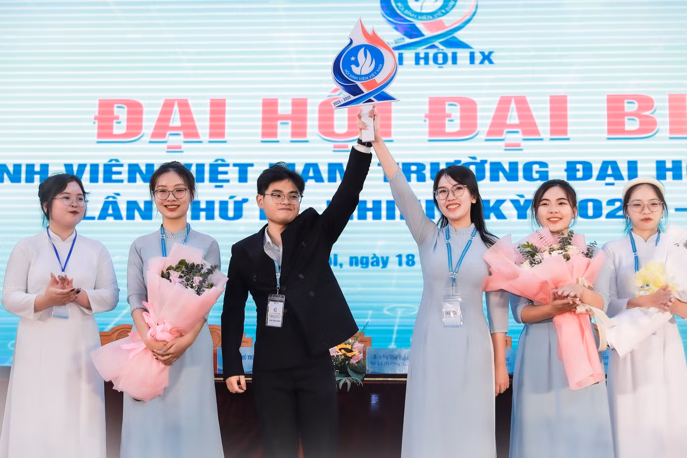Phan Chí Trung cùng Vũ Như Quỳnh (thứ ba từ phải sang) Cựu Chủ tịch Hội Sinh viên Trường Đại học Thương mại. Phan Chí Trung cùng Vũ Như Quỳnh (thứ ba từ phải sang) Cựu Chủ tịch Hội Sinh viên Trường Đại học Thương mại.