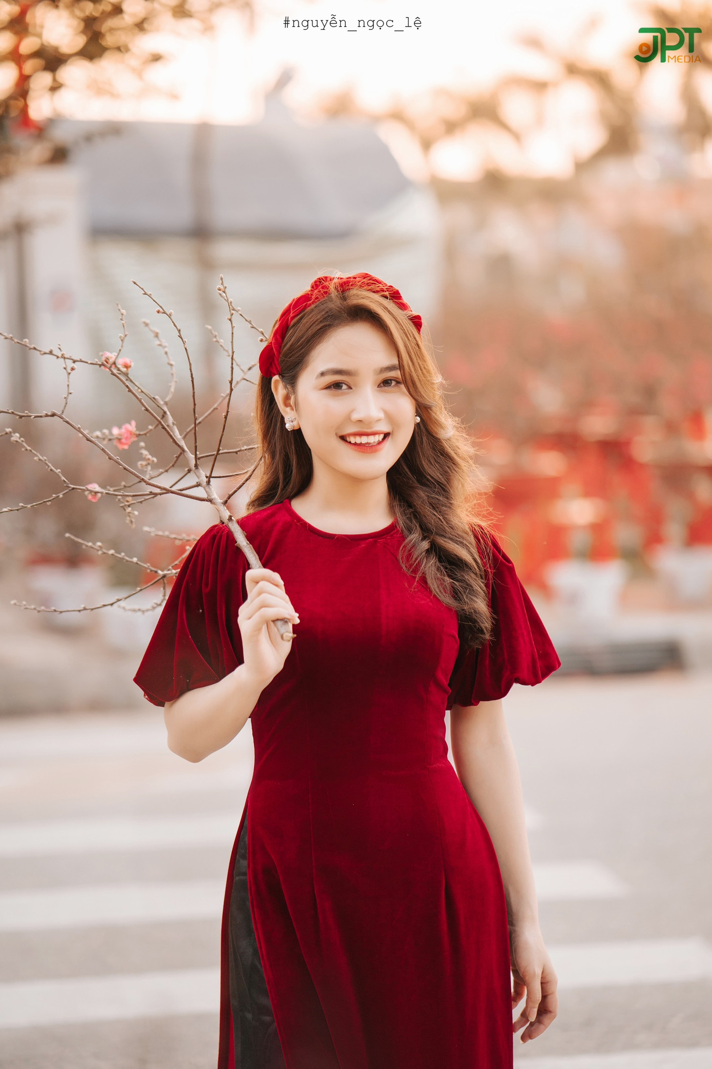 Hoài Phan (tên đầy đủ là Phan Thị Hoài) tới từ mảnh đất Hà Tĩnh đốn tim dân mạng với giọng hát ngọt ngào bằng một số bài hát cover trên mạng xã hội.