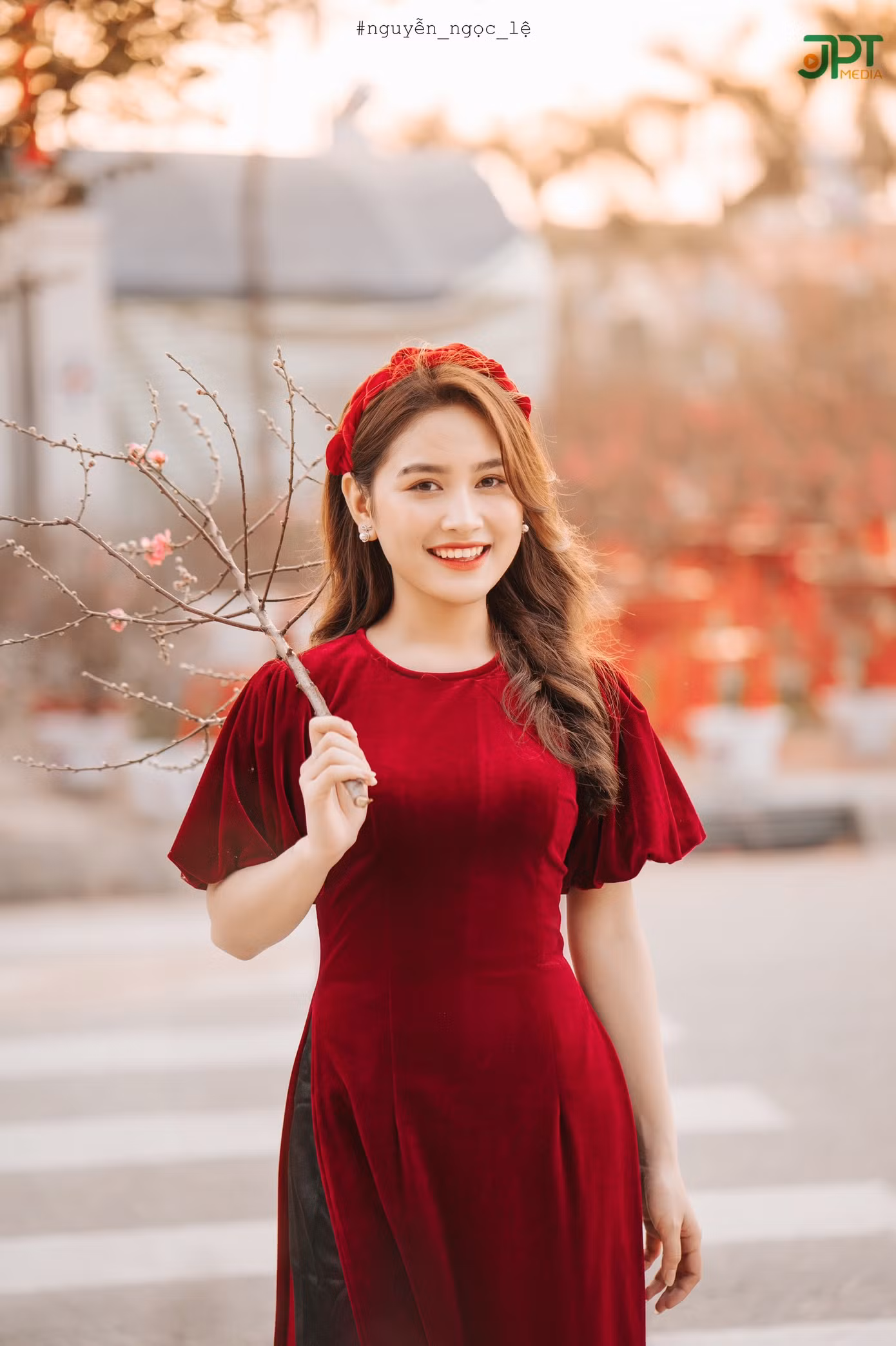 Hoài Phan (tên đầy đủ là Phan Thị Hoài) tới từ mảnh đất Hà Tĩnh đốn tim dân mạng với giọng hát ngọt ngào bằng một số bài hát cover trên mạng xã hội. Hoài Phan (tên đầy đủ là Phan Thị Hoài) tới từ mảnh đất Hà Tĩnh đốn tim dân mạng với giọng hát ngọt ngào bằng một số bài hát cover trên mạng xã hội.